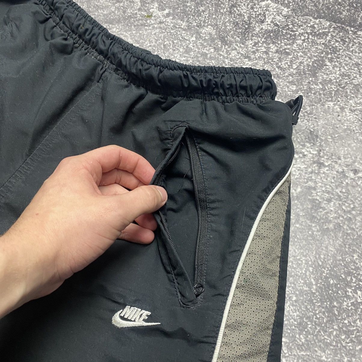 Vintage Vintage Nike Small Logo 90’s Puffs Nylon shorts Size US 32 / EU 48 - 6 Thumbnail