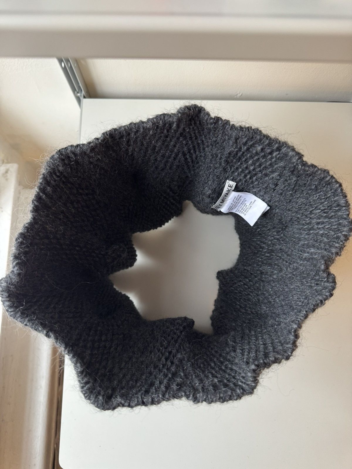 Issey Miyake ISSEY MIYAKE Bubble Choker Circle Scarf Gray Ripple Mohair Size ONE SIZE - 2 Thumbnail