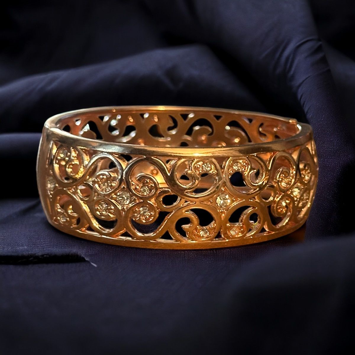 Other Rose gold filigree rhinestone hinged bangle bracelet Size ONE SIZE - 1 Thumbnail