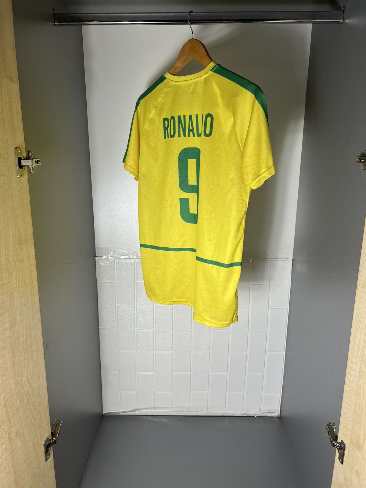 Vintage VERY RARE BRAZIL RETRO SOCCER JERSEY RONALDO BLOKE Y2K 90s Size US M / EU 48-50 / 2 - 17 Thumbnail