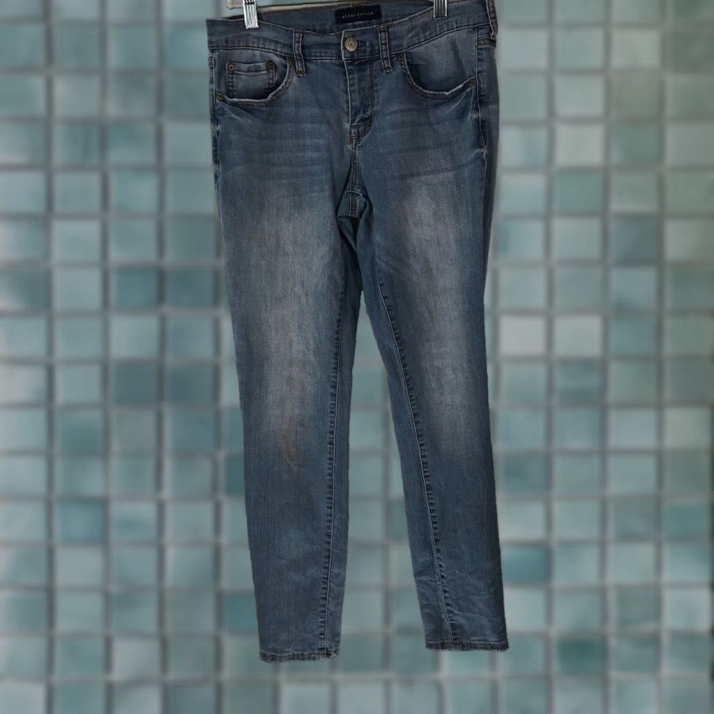 Vintage Aéropostale Jeans Women's Straight Denim Blue Size 8 30x29 Belt Loops 5-Pocket Regular Straight Leg Jeans 77% Cotton 21% Polyester 2% Spandex Size 30" / US 8 / IT 44 - 1 Thumbnail