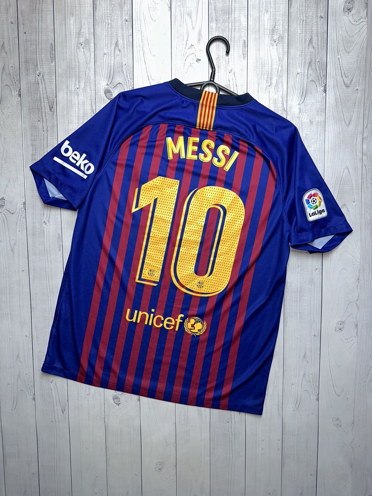 Nike × Vintage Vintage Nike Barcelona 10 Messi soccer jersey size L Size US L / EU 52-54 / 3 - 1 Thumbnail