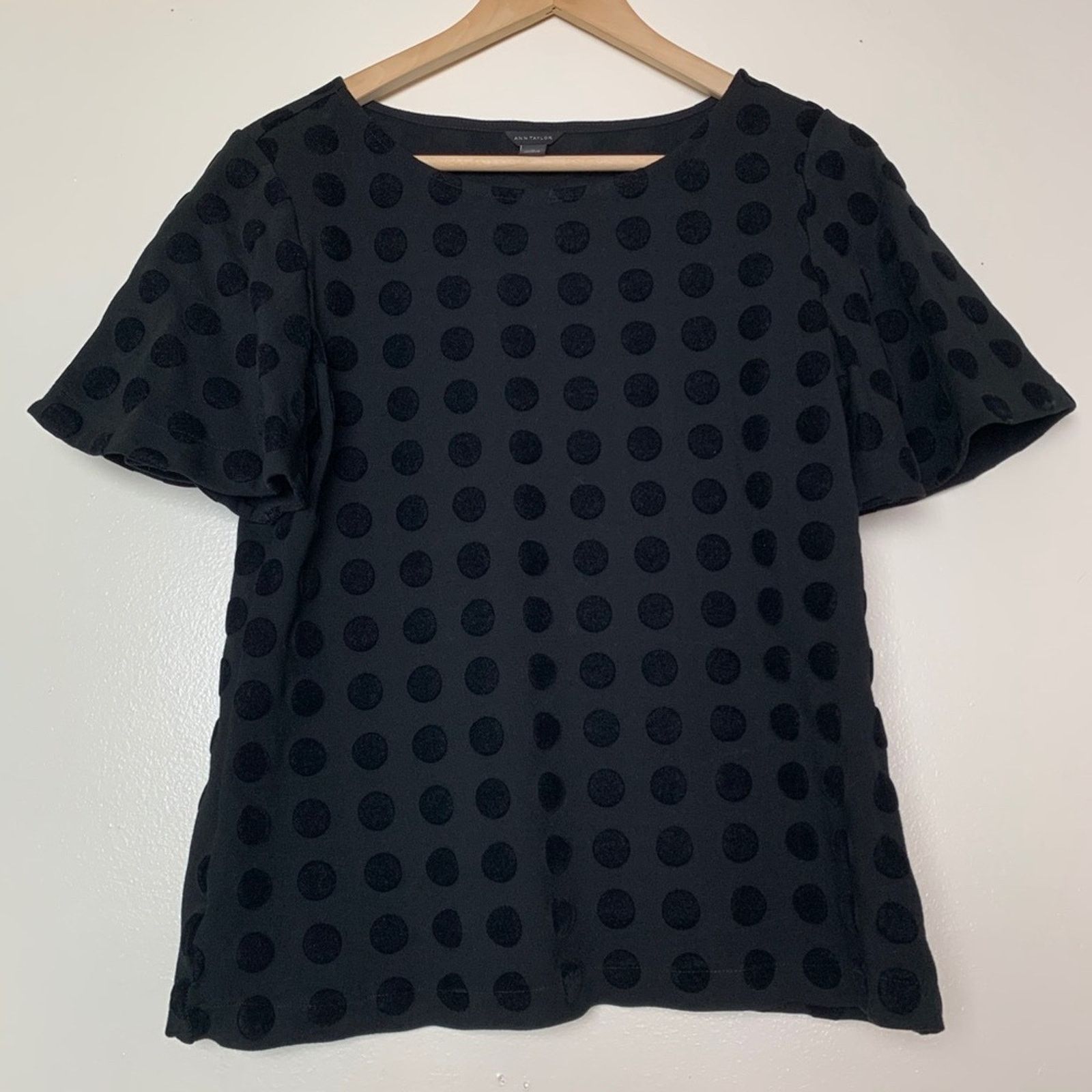 Ann Taylor Black Embossed Polka Dot Flutter Sleeve Women's Size Med Size M / US 6-8 / IT 42-44 - 6 Thumbnail