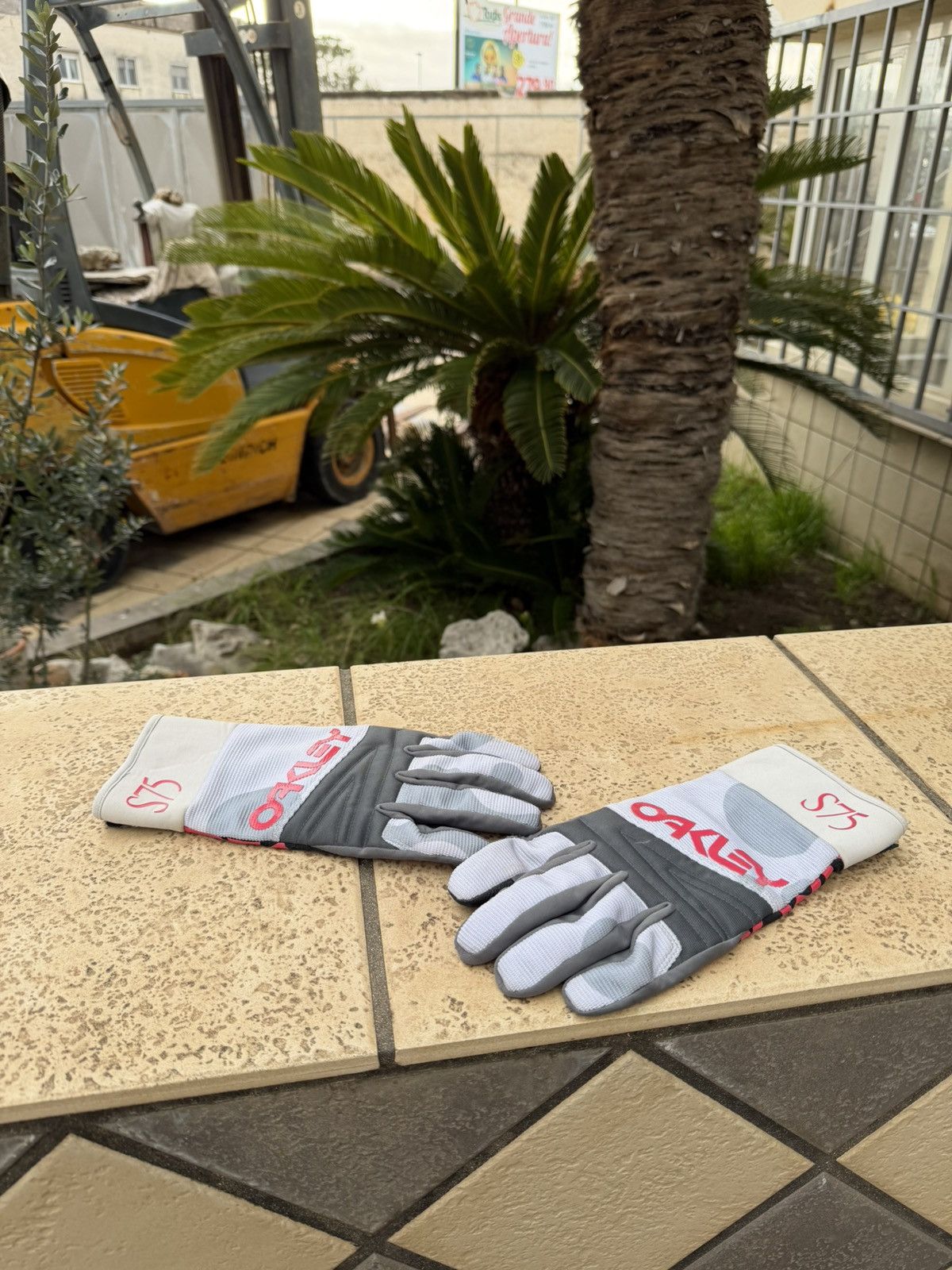 Oakley Oakley Gloves Grey Vintage Size ONE SIZE - 1 Thumbnail