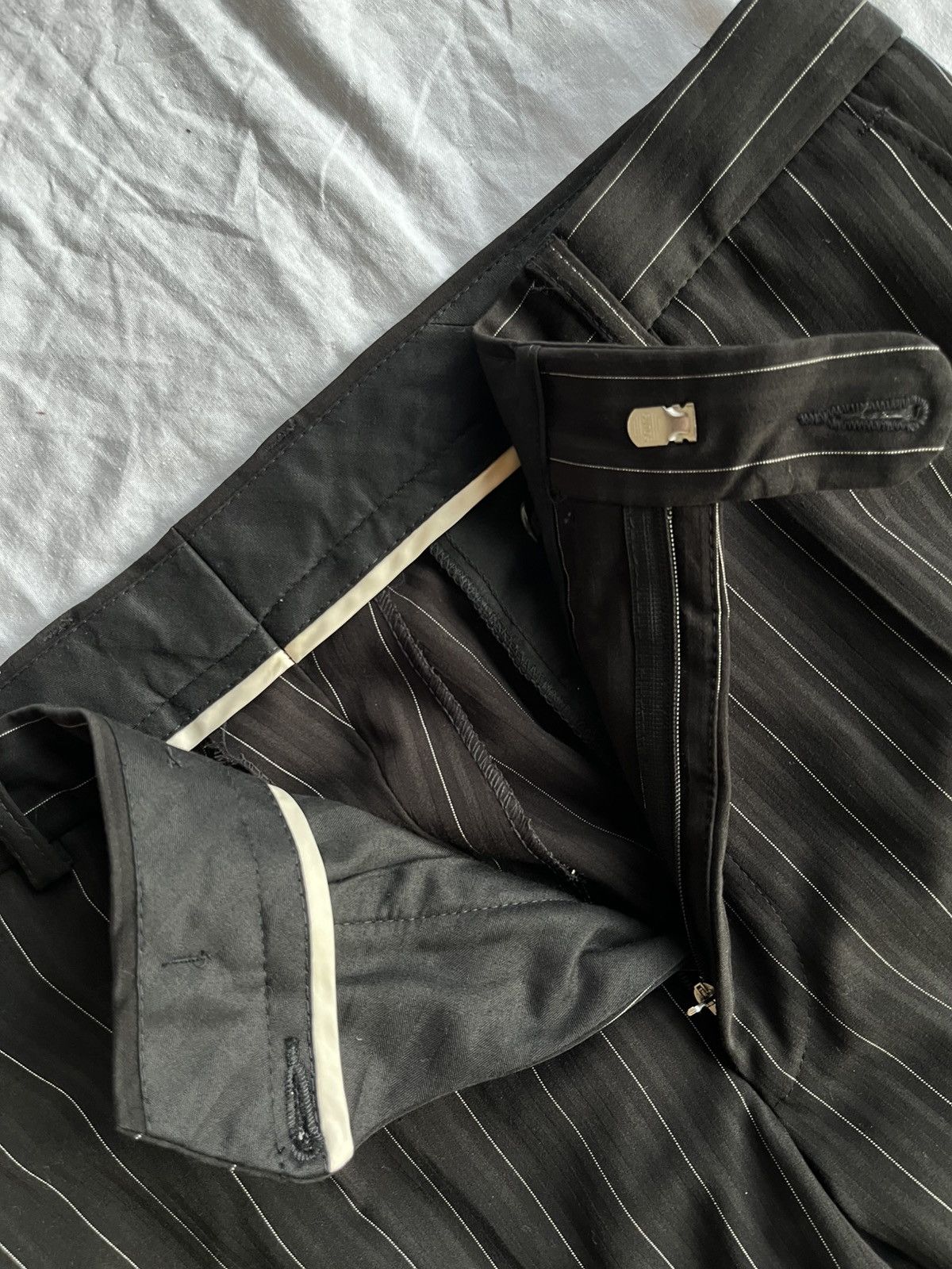 Japanese Brand Vintage Black Pinstripe Trousers Pleated Tailored Fit Y2K Size US 36 / EU 52 - 5 Thumbnail