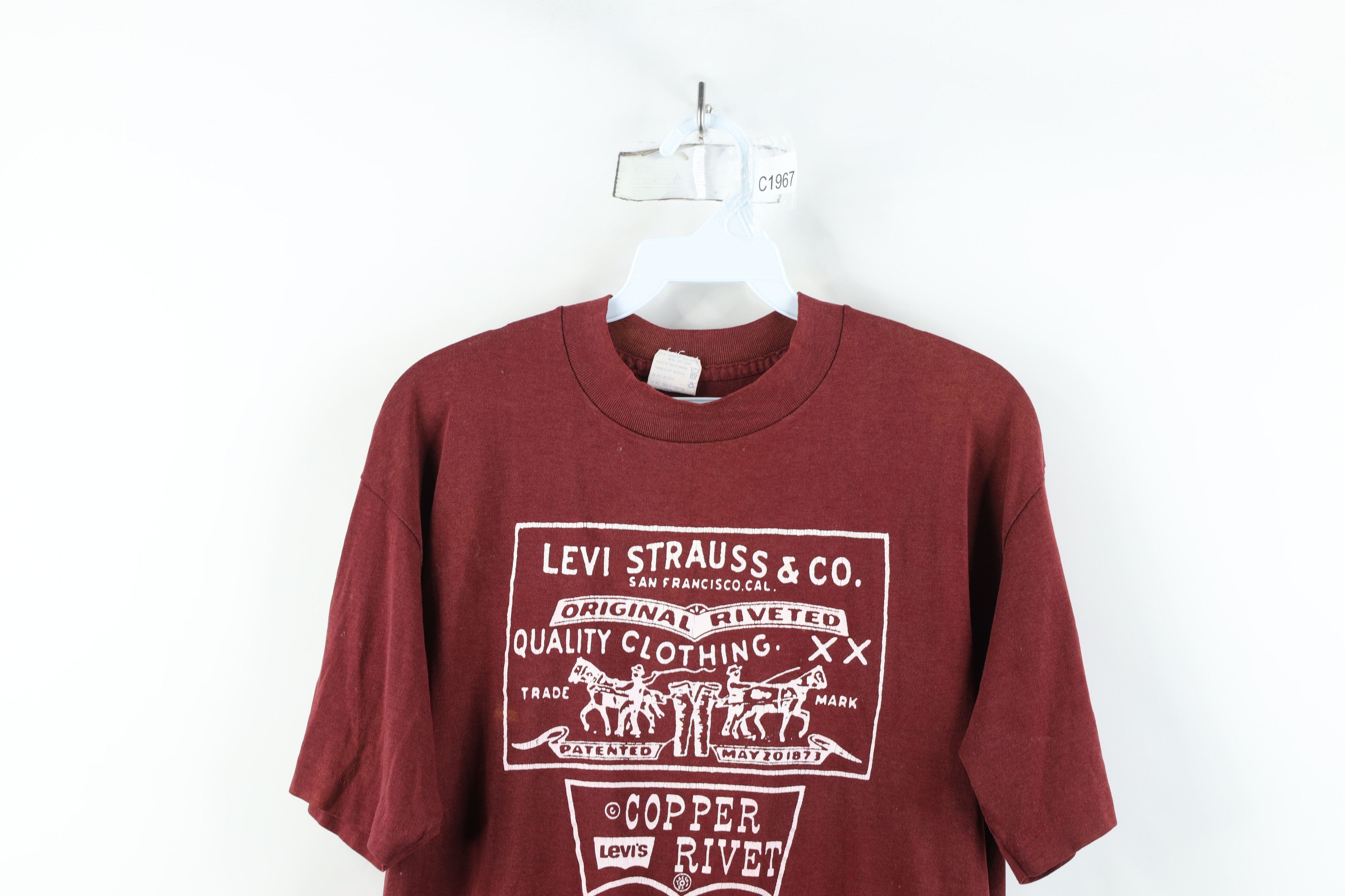 Vintage Vintage 70s 80s Levis Spell Out Patch Rivet T-Shirt Red USA Size US L / EU 52-54 / 3 - 2 Thumbnail