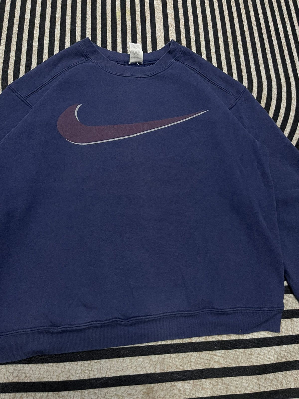 Nike 90s NIKE BIG SWOOSH SWEATSHIRT NICELY FADED Size US L / EU 52-54 / 3 - 4 Thumbnail