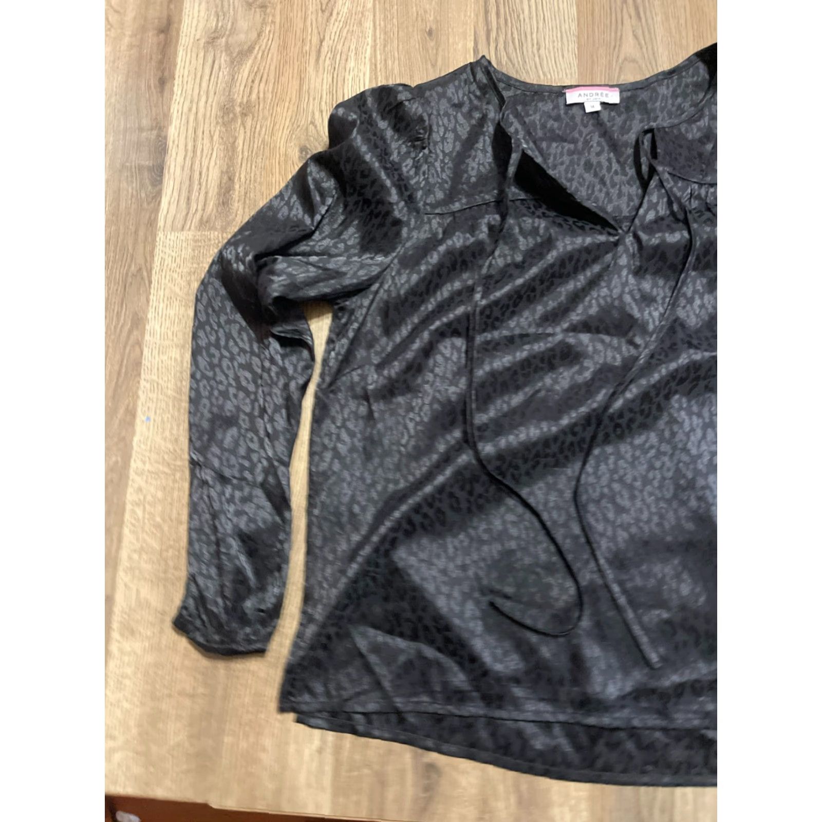 Vintage Andree By Unit Shirt Women's Size Medium Black Cheetah Long Sleeve V-Neck Pattern: Animal Print Modern Casual Mens Womens Boys Girls Size M / US 6-8 / IT 42-44 - 3 Thumbnail