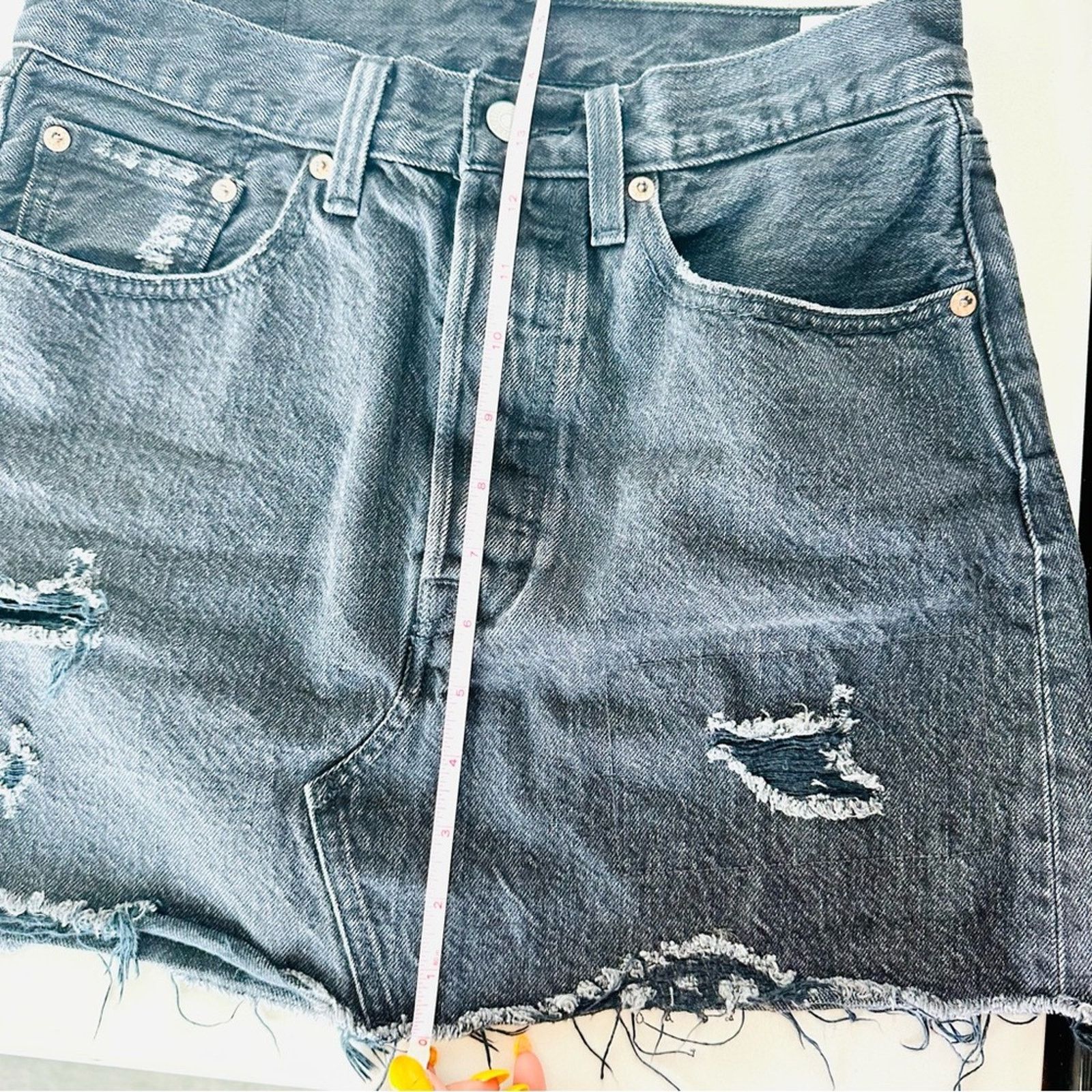 Levi's LEVIS REVOLVE Black Distressed Raw Hem Button Fly Mini Skirt Size 26" / US 2 / IT 38 - 7 Thumbnail