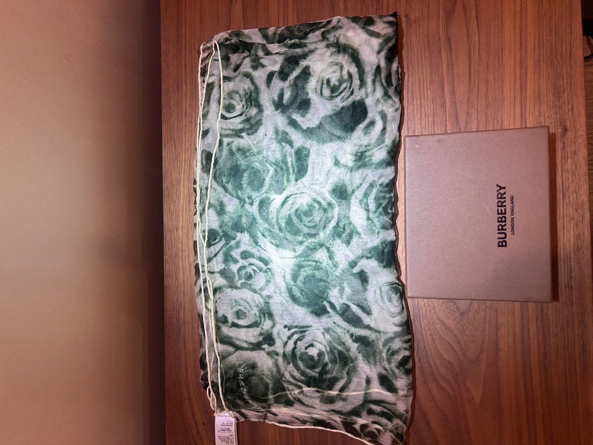 Burberry Rose pattern silk scarf - Green/White Size ONE SIZE - 1 Thumbnail