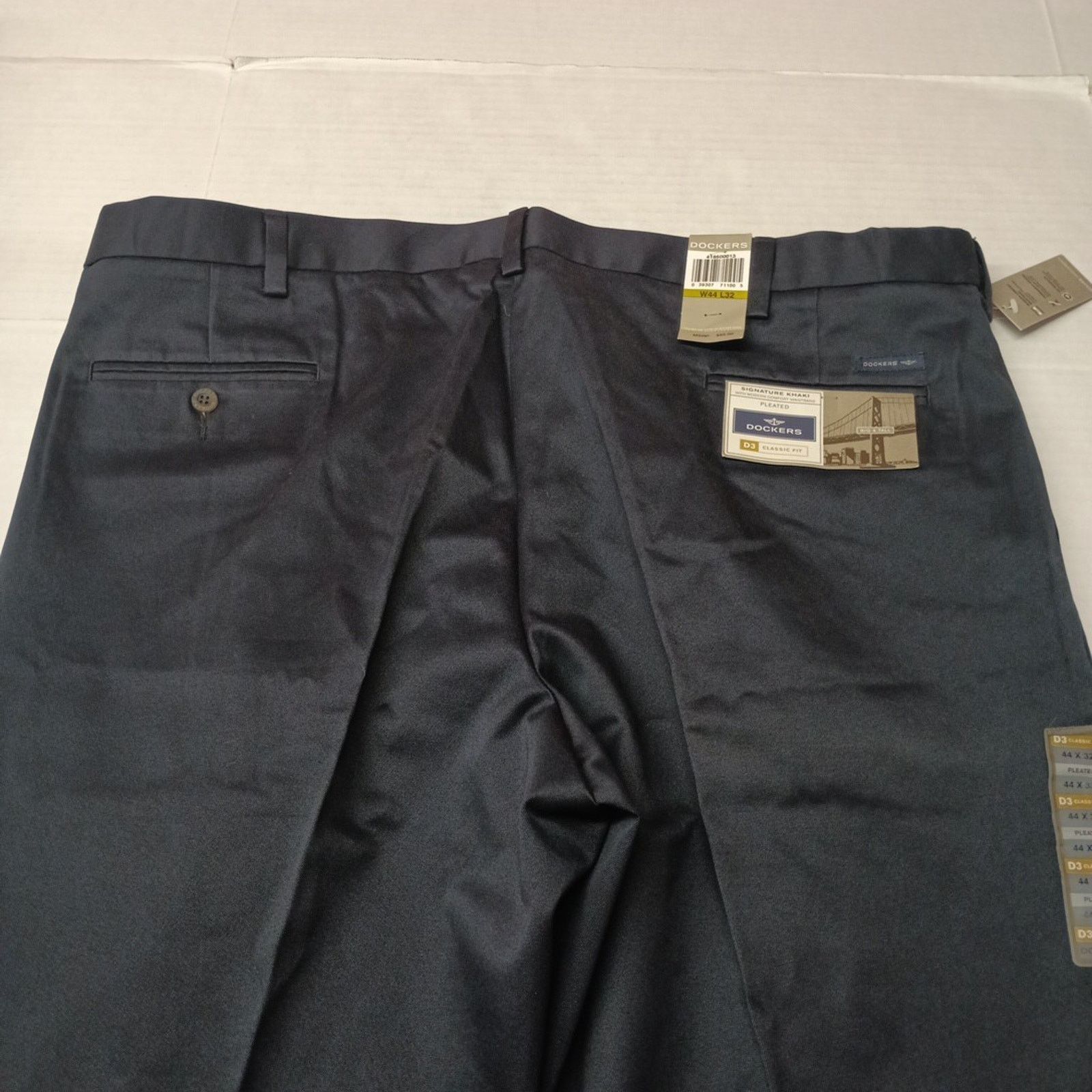 Dockers Dockers Signature Khakis Men's 44x32 Black Classic Pleated Size US 44 / EU 60 - 8 Thumbnail