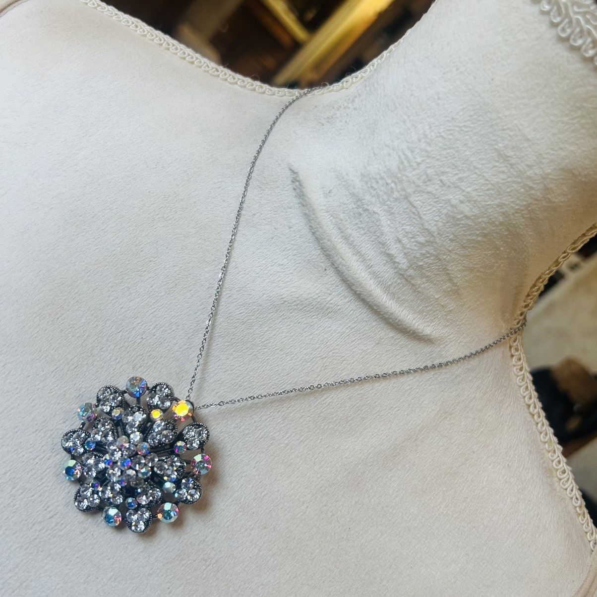 Vintage Vintage 70s-80s dome rhinestone aurora borealis necklace Size ONE SIZE - 8 Thumbnail