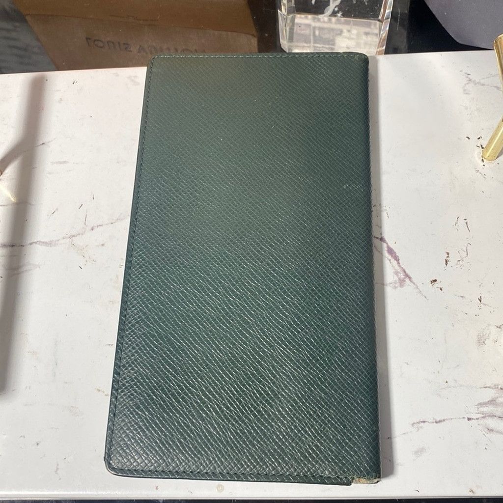 Louis Vuitton Authentic Louis Vuitton Taiga checkbook holder Size ONE SIZE - 12 Thumbnail