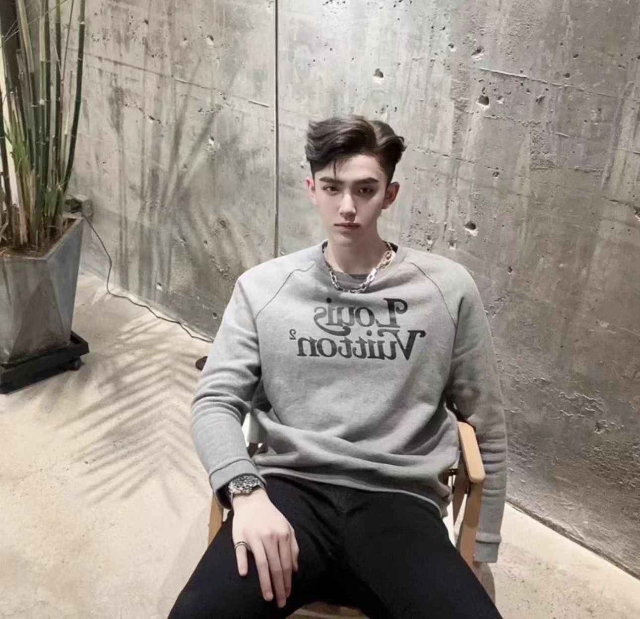 Louis Vuitton LV NIGO x Gray Script Logo Sweatshirt XXL Size US XL / EU 56 / 4 - 7 Thumbnail