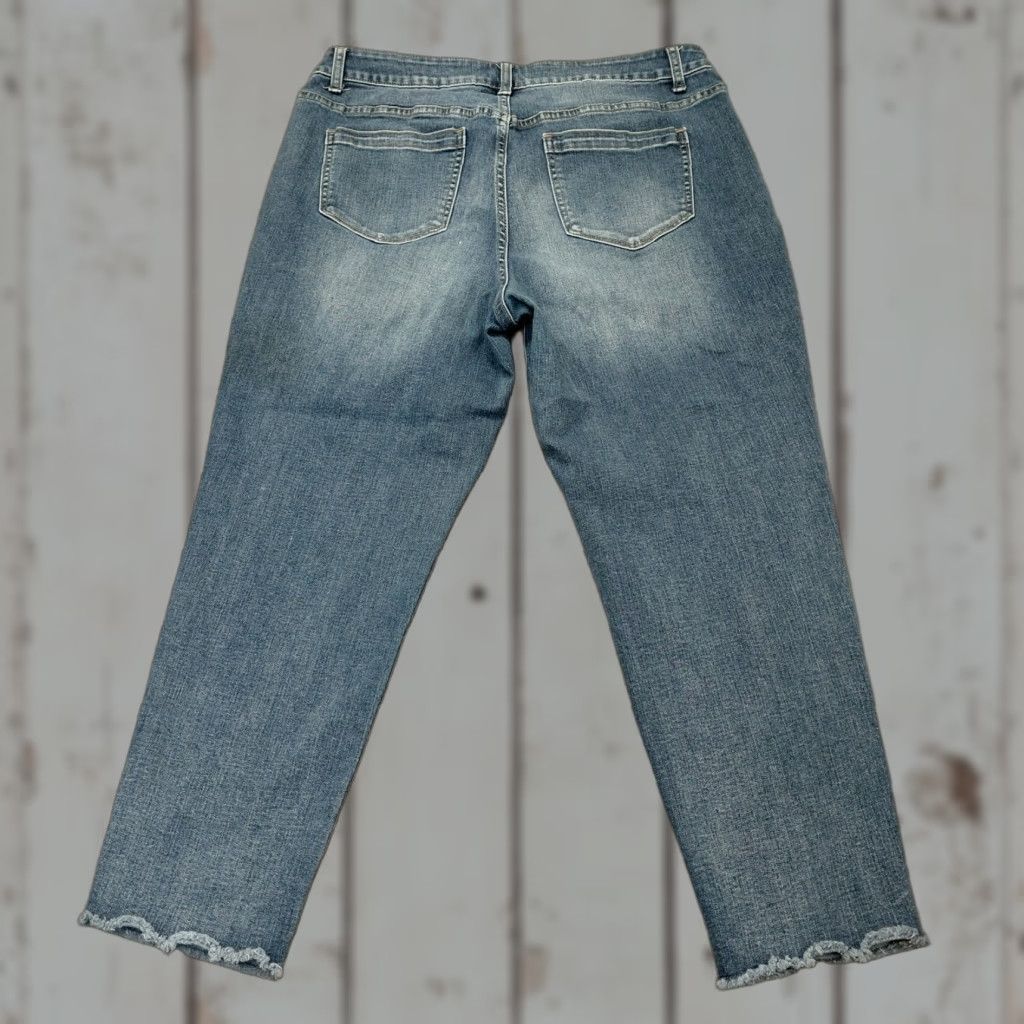 Vintage Nobo Jeans Women’s Size 17 Blue Denim Mid Rise Capri Cut Light Wash Raw Hem Nice Size 38" / US 16 / IT 52 - 1 Thumbnail