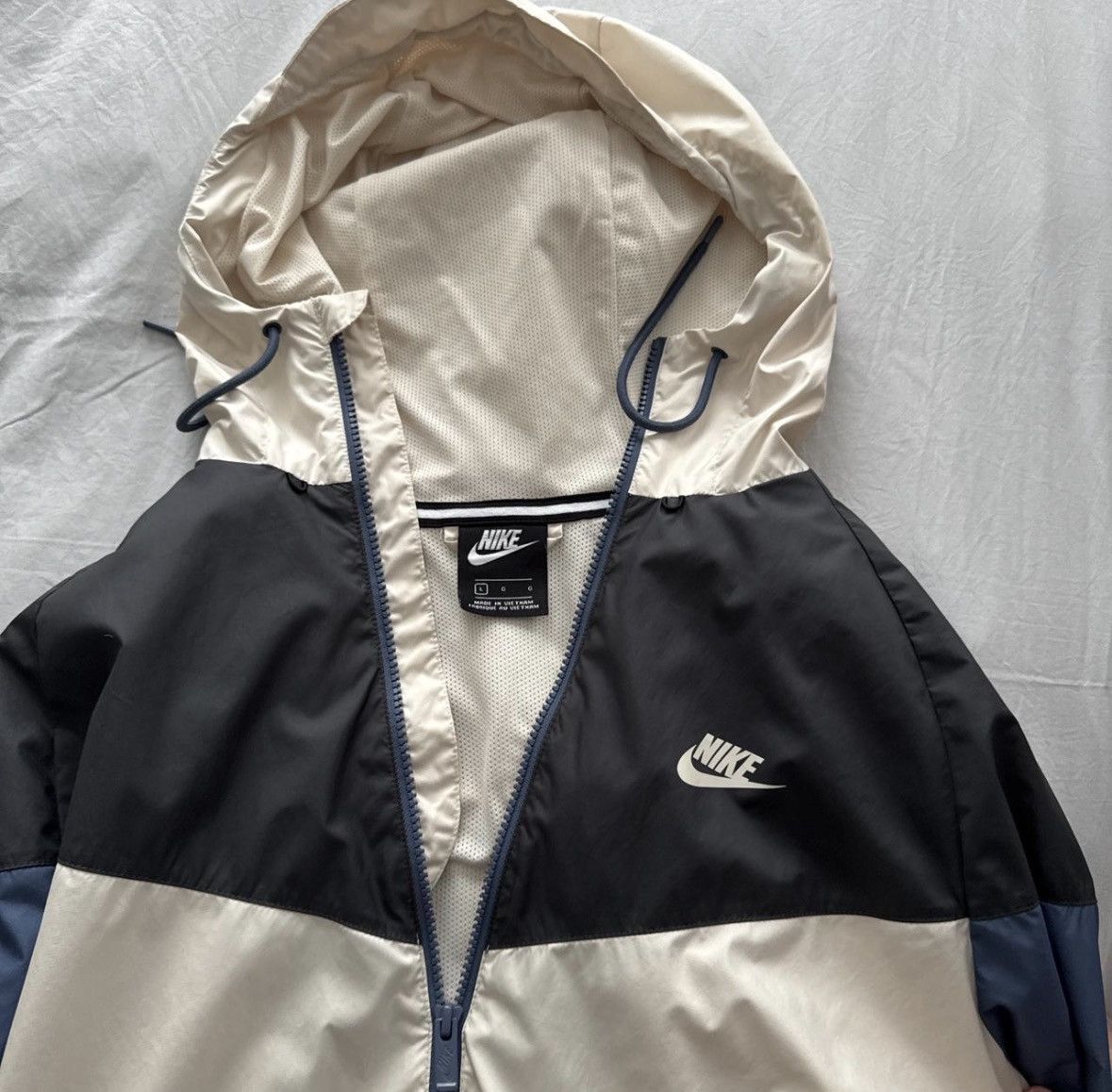 Nike Nike Windbreaker Limited Edition Blue and Cream Colorway Size US L / EU 52-54 / 3 - 2 Thumbnail