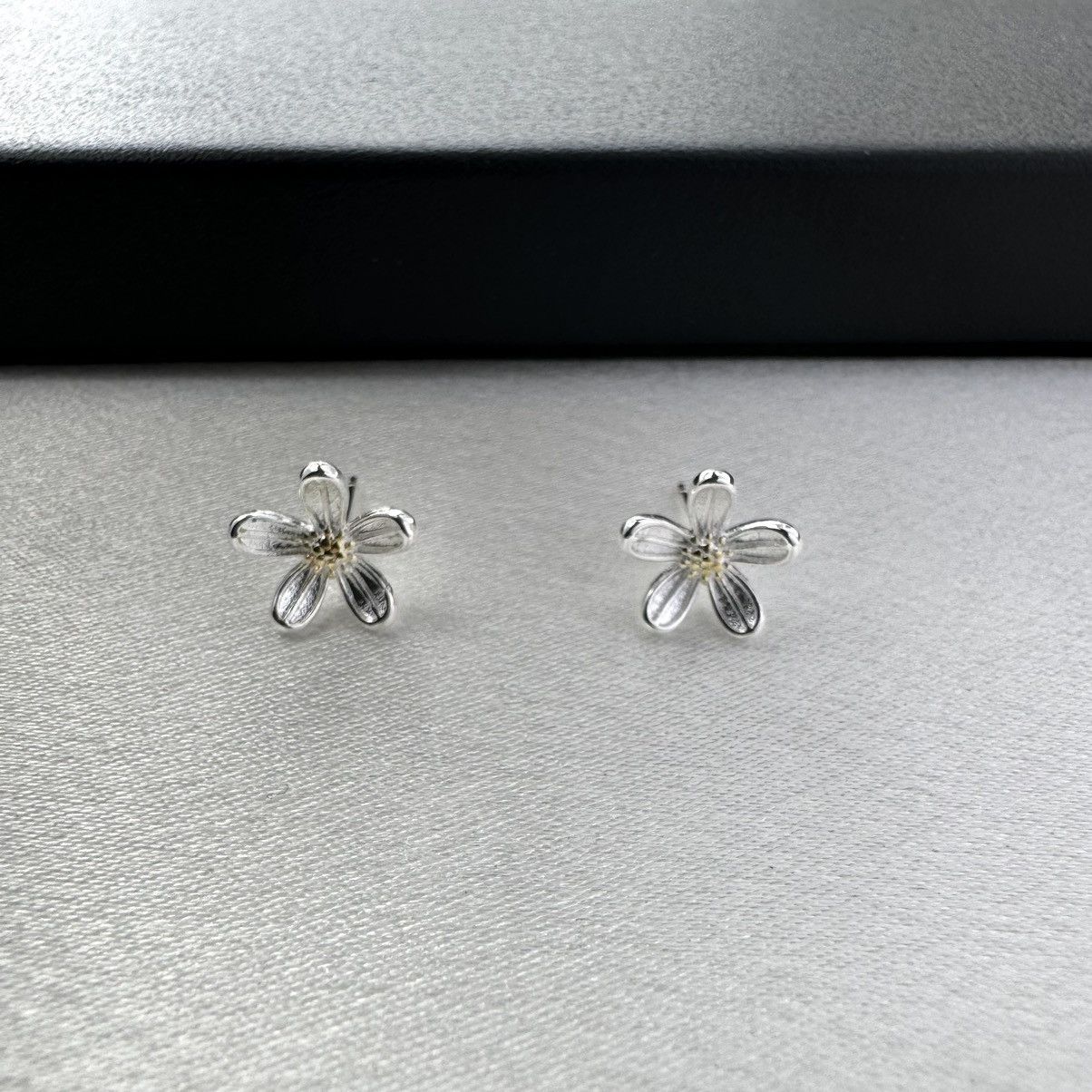 Designer Small Flower Stud Earrings for Women Size ONE SIZE - 4 Thumbnail