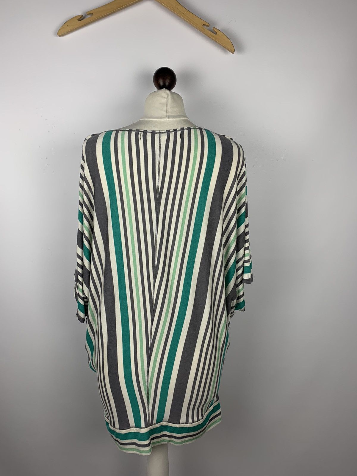 Max Mara Max Mara Studio Striped T-Shirt V-Neck Size XL Women’s Size XL / US 12-14 / IT 48-50 - 13 Thumbnail