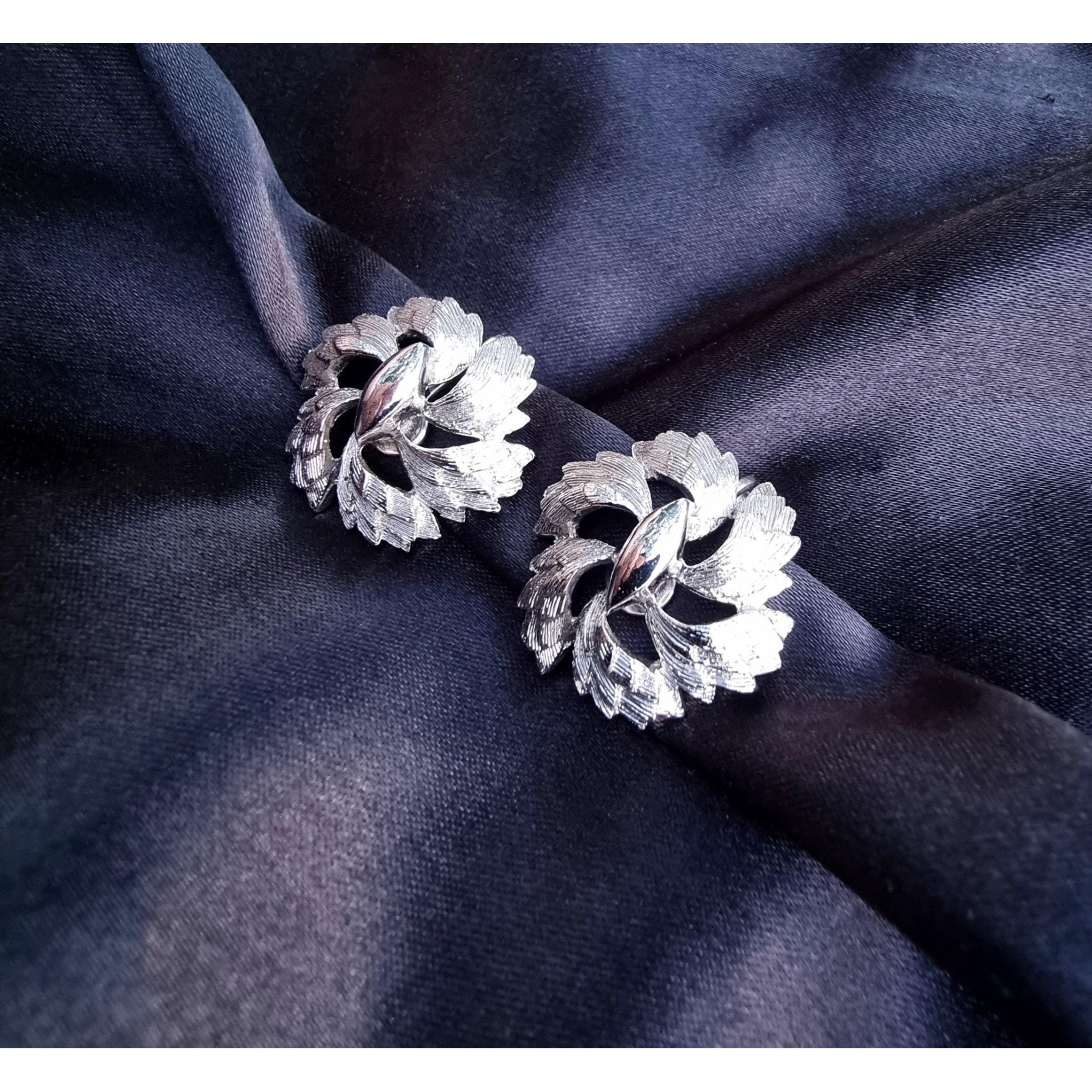 Other Vintage CORO Signed Flower Silver Toned Patern Clip On Earri Size ONE SIZE - 3 Thumbnail