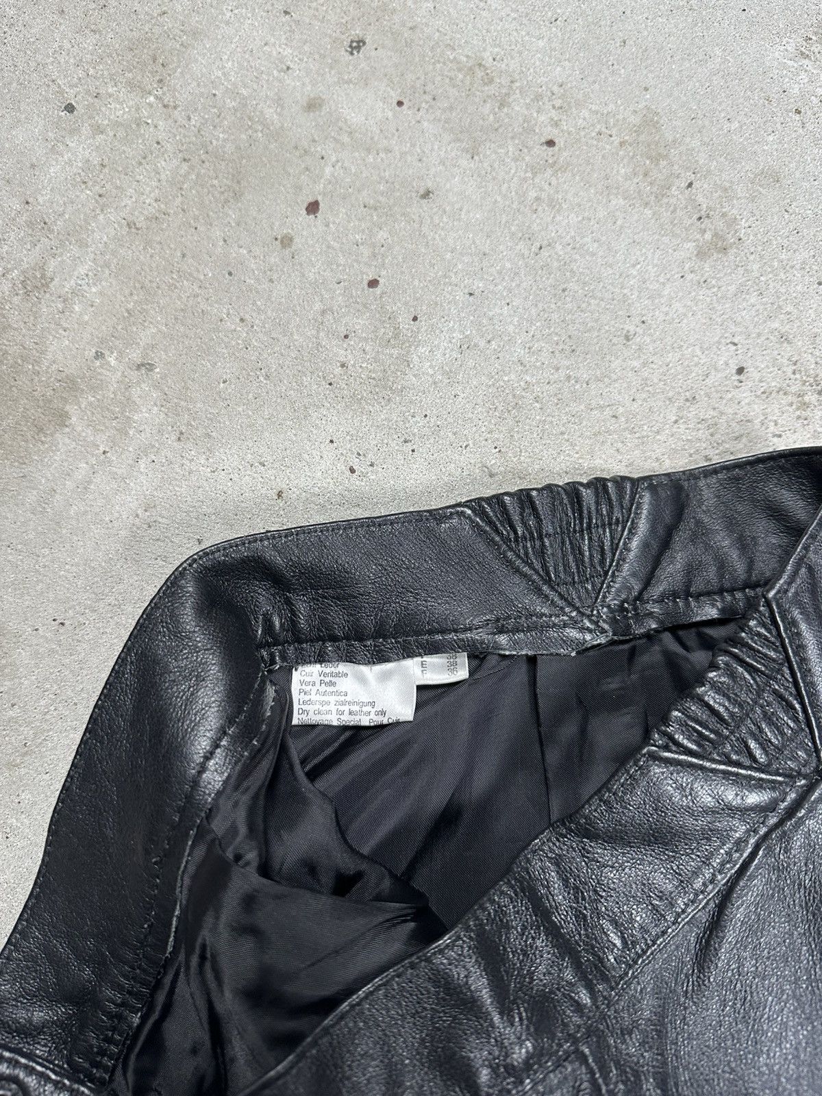 Japanese Brand Vintage Y2K Black Genuine Leather Mini Skirt Avant Garde Size 26" / US 2 / IT 38 - 7 Thumbnail