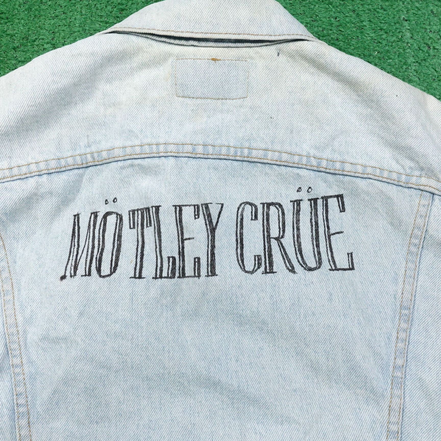 Levi's VINTAGE LEVI'S MOTLEY CRUE DENIM VEST WOMENS 14 BLUE 21X22.5 INCHES Size 36" / US 14 / IT 50 - 2 Thumbnail
