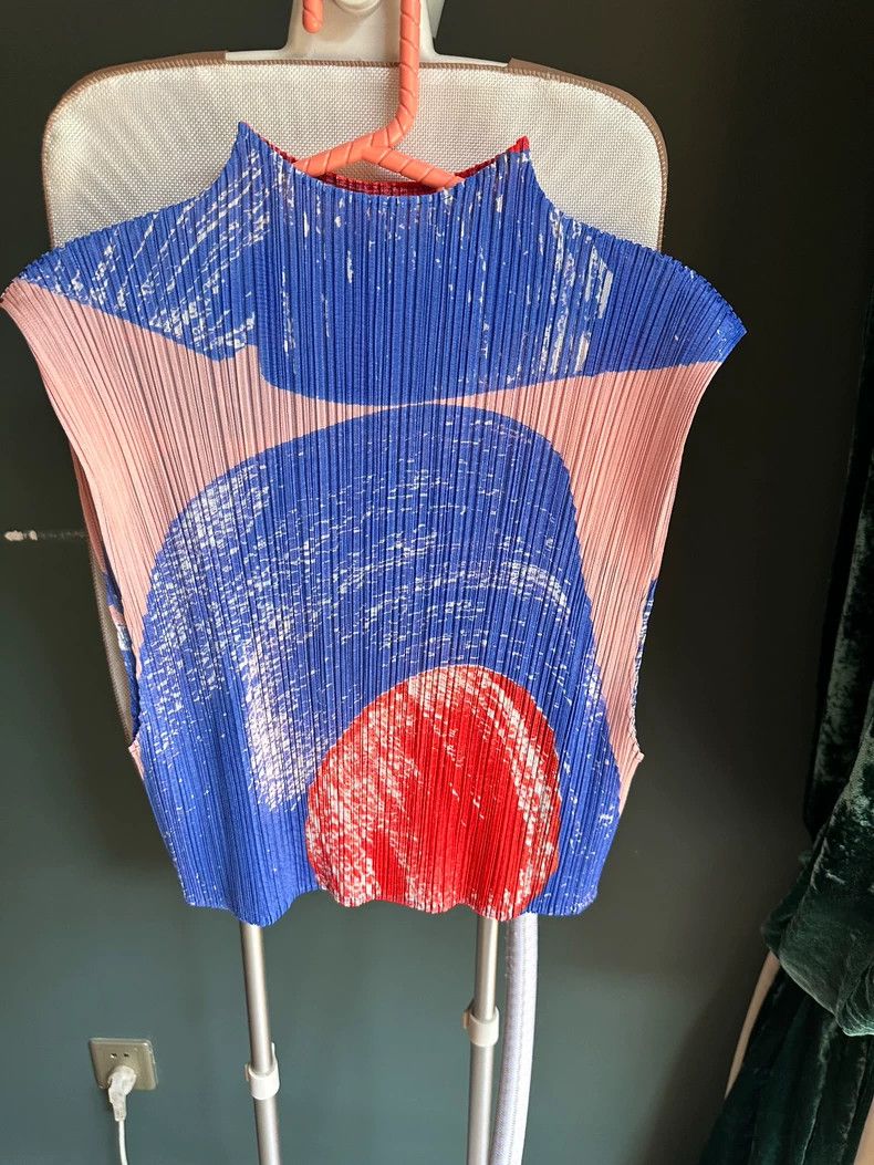 Issey Miyake Issey Miyake size:one size Blue and pink vest Size XS / US 0-2 / IT 36-38 - 1 Thumbnail