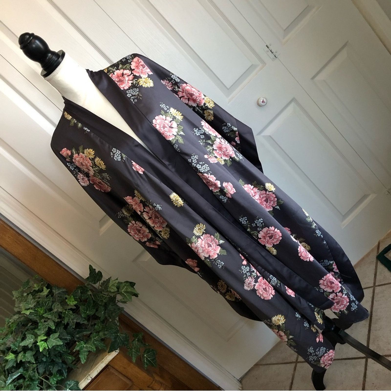 Other Torrid gray with colorful floral pattern open front robe Size ONE SIZE - 2 Thumbnail