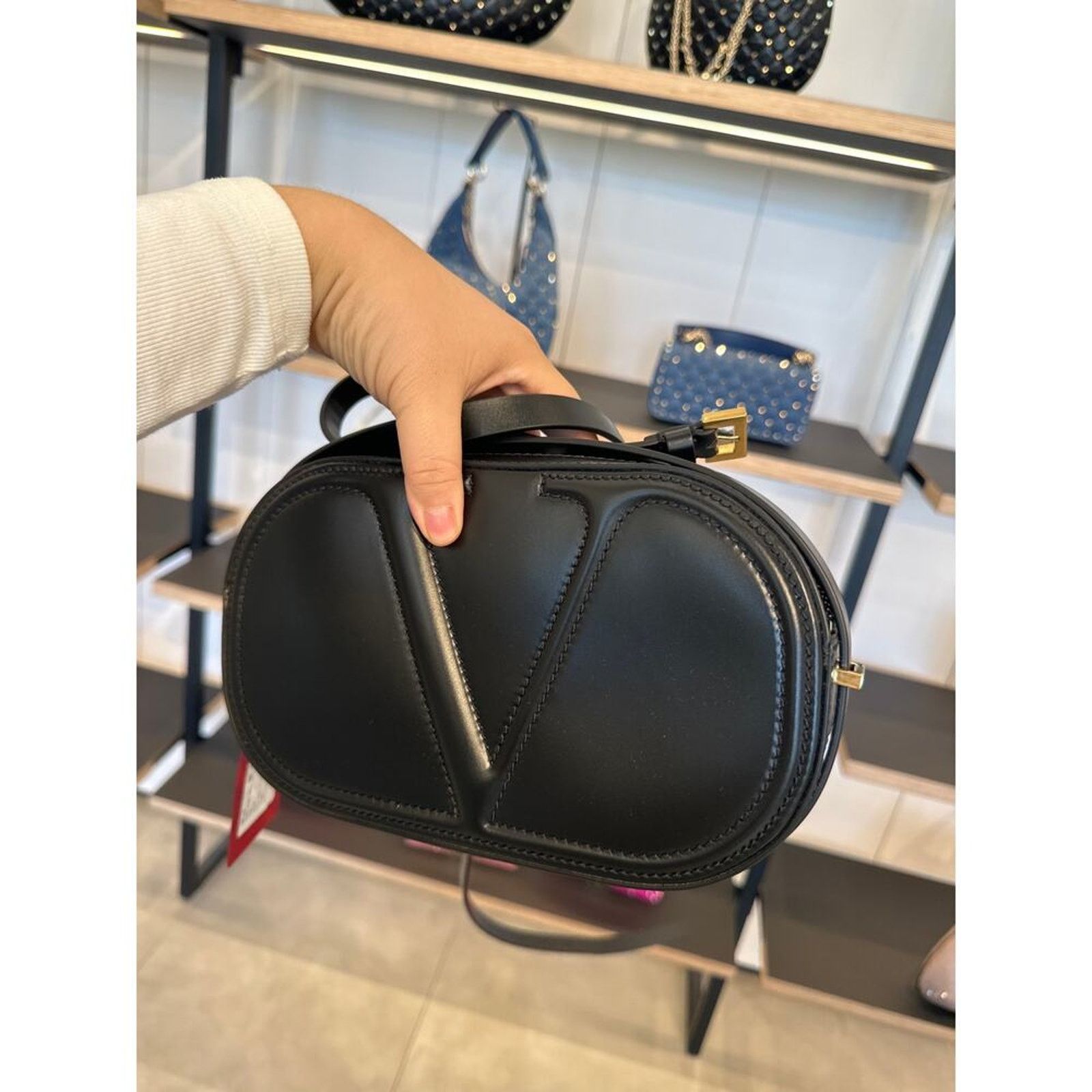 Giovanni Valentino Valentino black v logo oval shape crossbody Size ONE SIZE - 2 Thumbnail