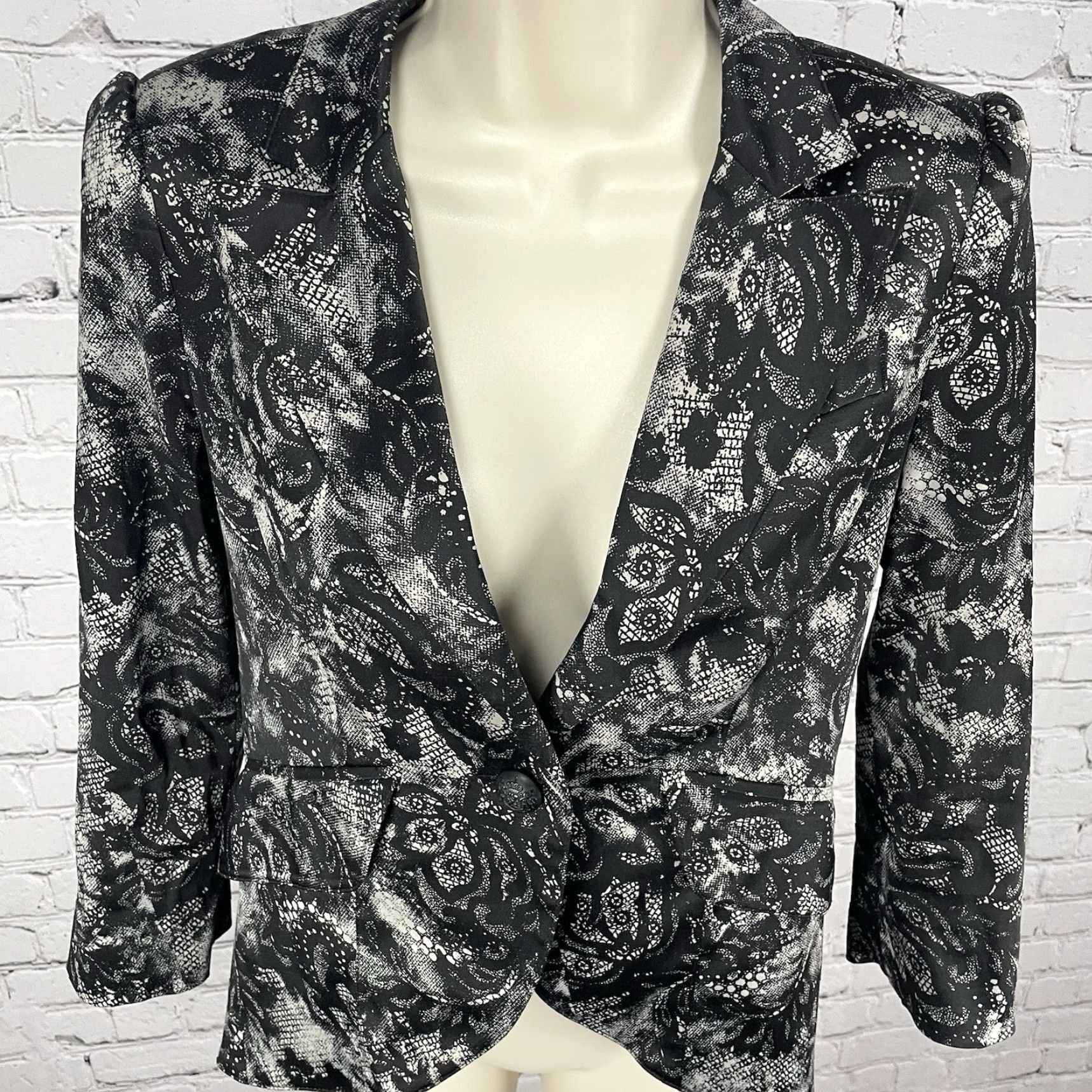 Vintage VINTAGE Bellatrix Black Lace Printed Lightweight Stretch Blazer Jacket Small S Button Size S / US 4 / IT 40 - 2 Thumbnail