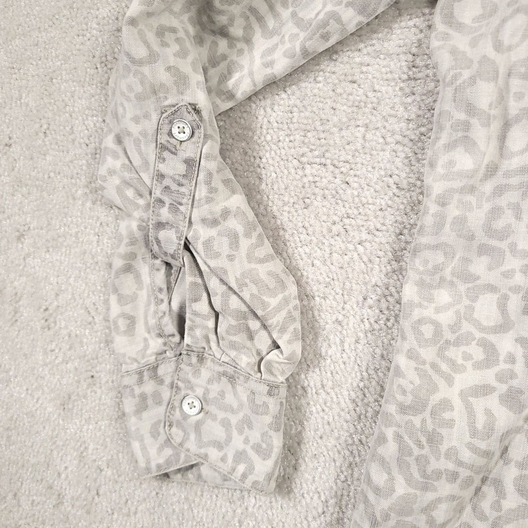 Vintage Foxcroft Leopard Print Tencel Shirt Button Up Women's 8 Gray Long Sleeve V-Neck Size M / US 6-8 / IT 42-44 - 6 Thumbnail