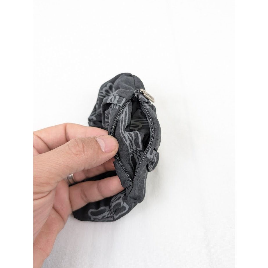 Balenciaga o1rshd1 Size: OS / Holli Zip Scrunchie Silk & Brass in Black Size ONE SIZE - 7 Thumbnail