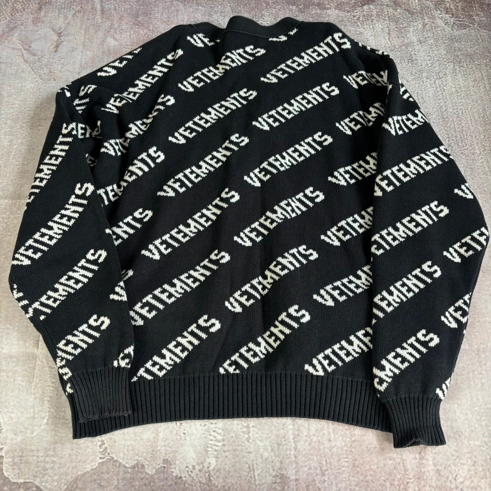 Vetements Vetements monogram logo cardigan Size US S / EU 44-46 / 1 - 2 Thumbnail