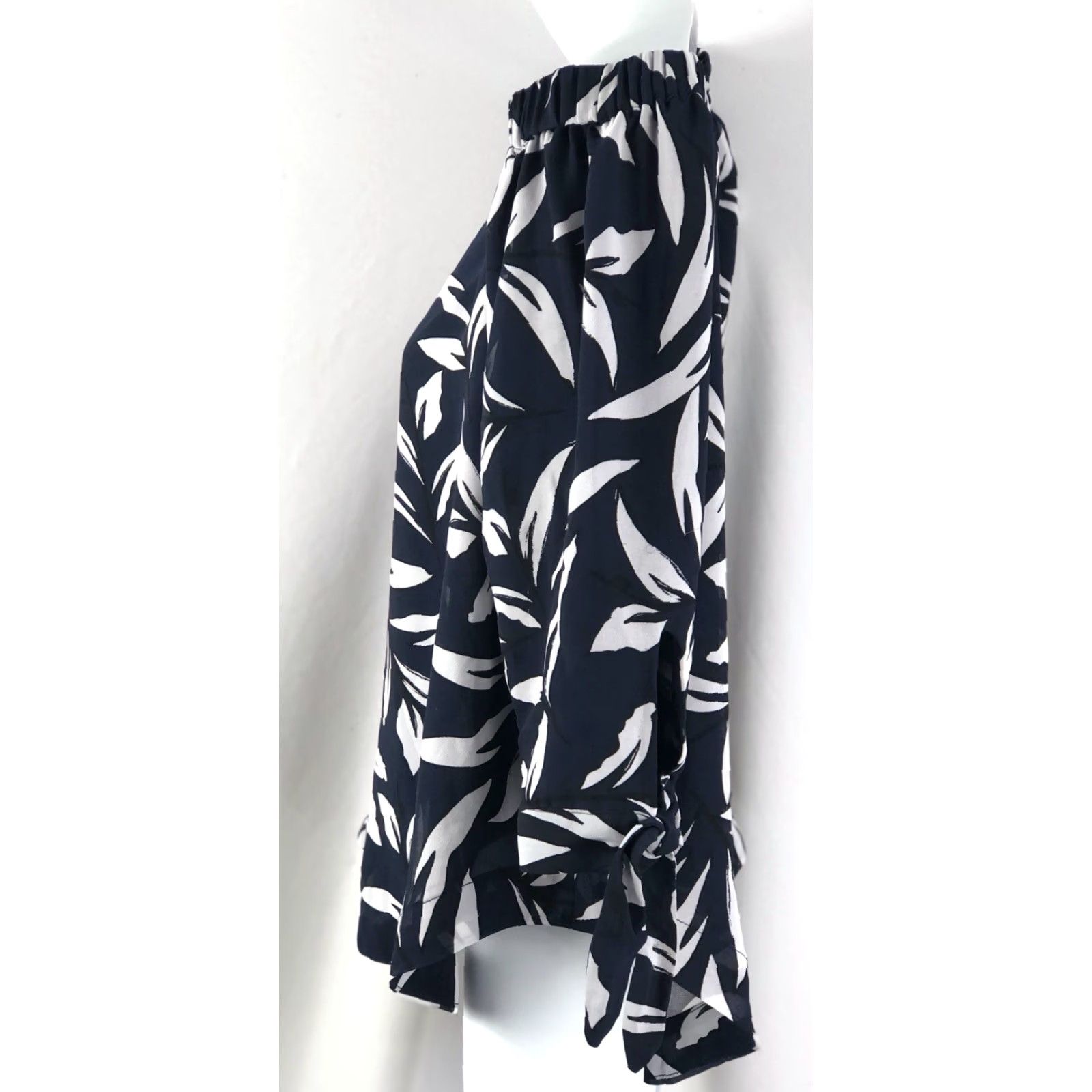 Ann Taylor Ann Taylor Off Shoulder Chiffon Top XS Blue/white Geometric 3/4 Sleeve Tie Accent Flowy Shirt Womens XS Blue Geometric Off Shoulder Chiffon Top Size XS / US 0-2 / IT 36-38 - 2 Thumbnail