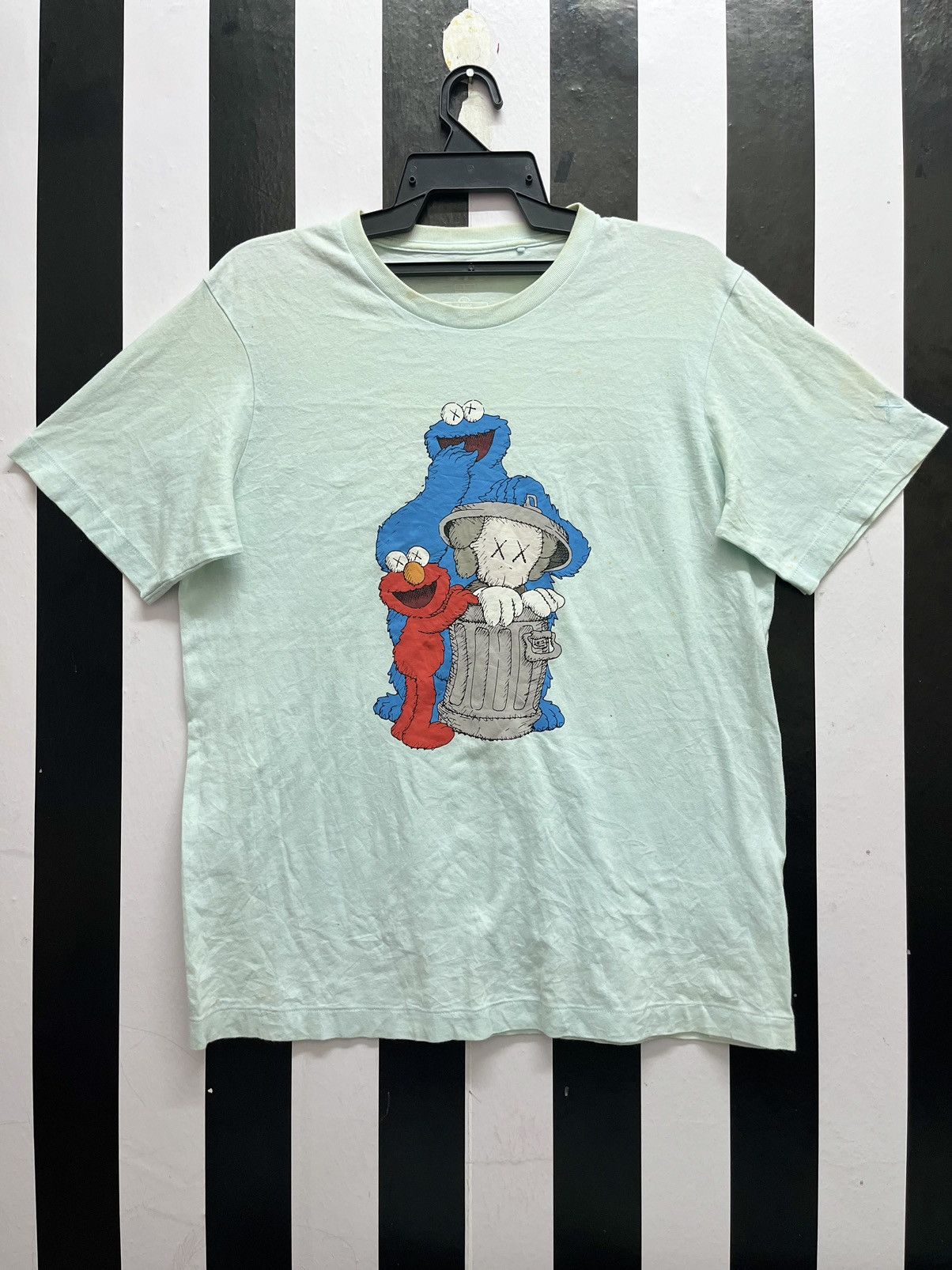 Kaws × Uniqlo Sesame street Size US L / EU 52-54 / 3 - 1 Thumbnail