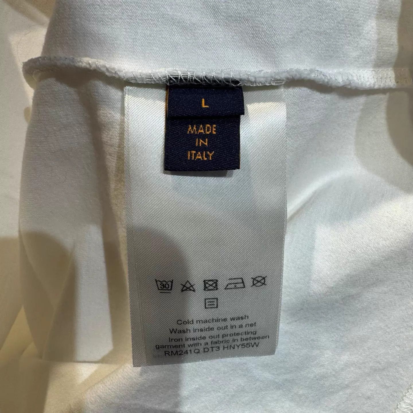 Louis Vuitton Louis Vuitton White Embossed Short Sleeve T-shirt L Size US L / EU 52-54 / 3 - 5 Thumbnail