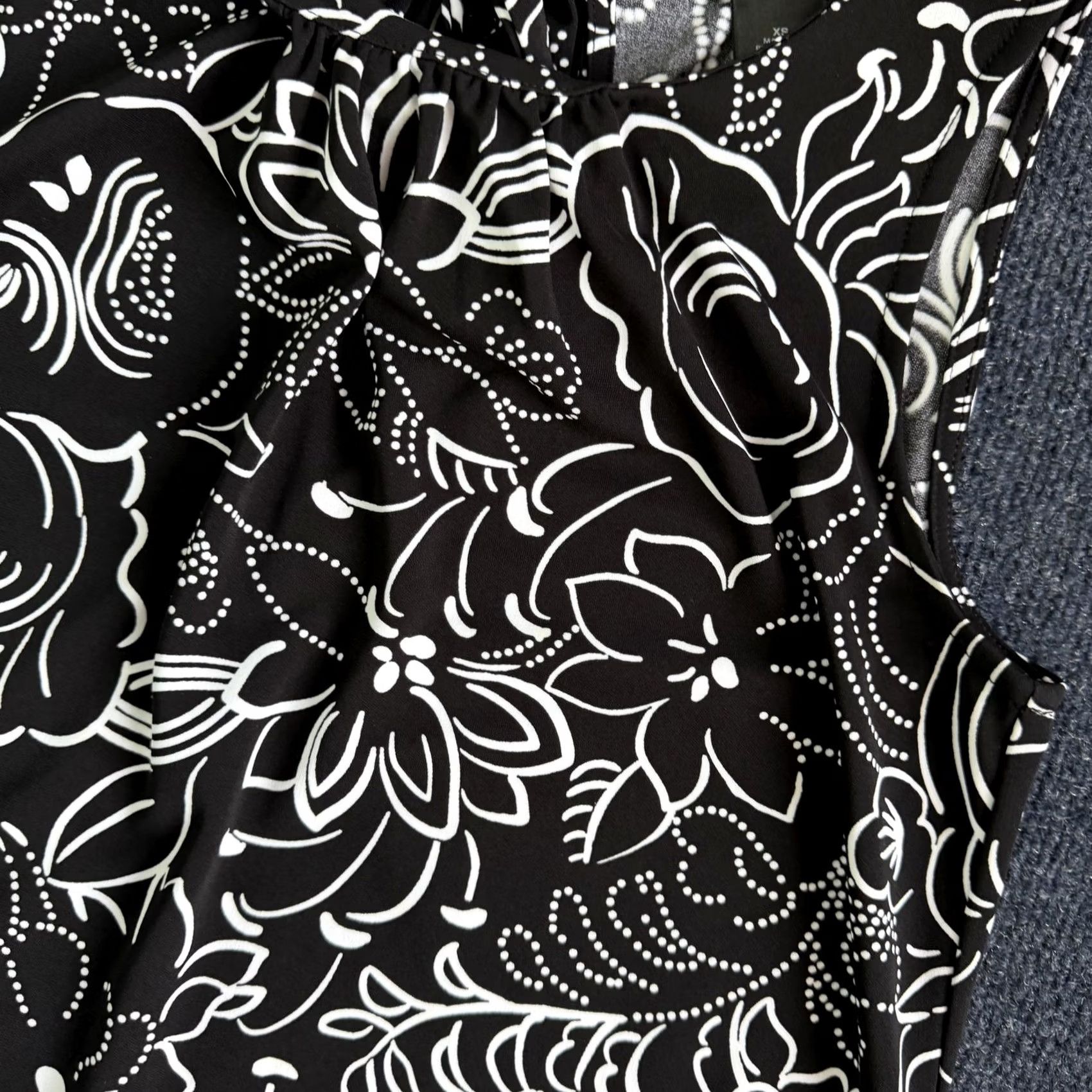 Ann Taylor Ann Taylor Factory Blouse Womens XS Black Floral Sleeveless Keyhole Shell Size XS / US 0-2 / IT 36-38 - 2 Thumbnail