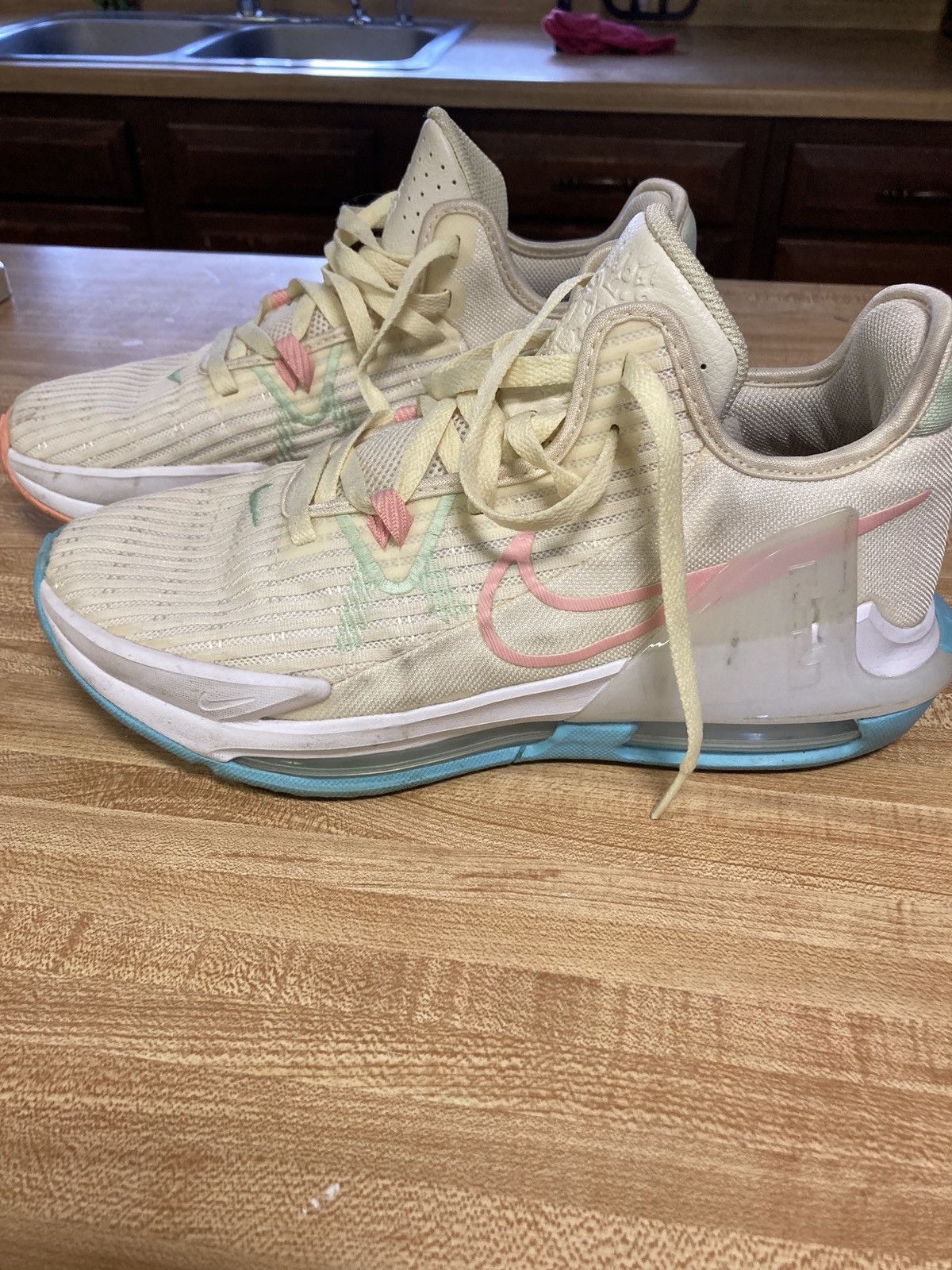 Nike LeBron witness 6 Easter Size US 9.5 / EU 42-43 - 1 Thumbnail