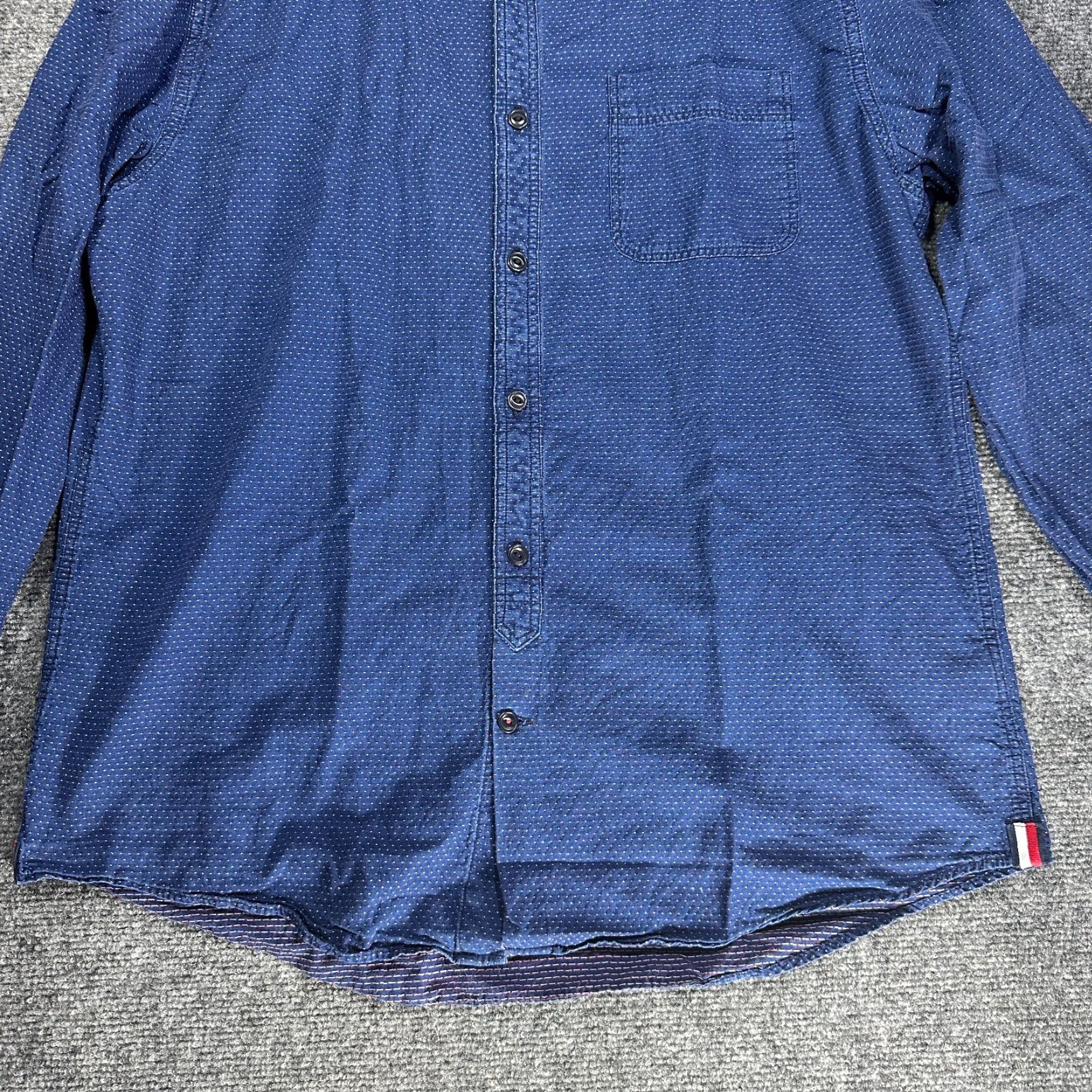 Tommy Hilfiger Tommy Hilfiger Shirt Mens Large Blue Dot Button Down Custom Fit Pocket Hem Logo Size US L / EU 52-54 / 3 - 2 Thumbnail