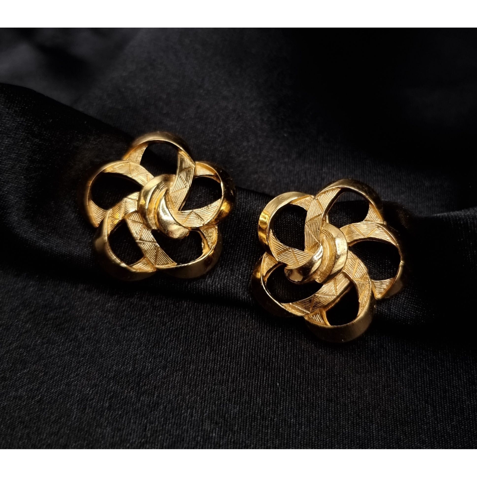 Vintage Vintage 1960s TRIFARI Signed Gold-Tone Clip-On Knot Earrings Size ONE SIZE - 3 Thumbnail