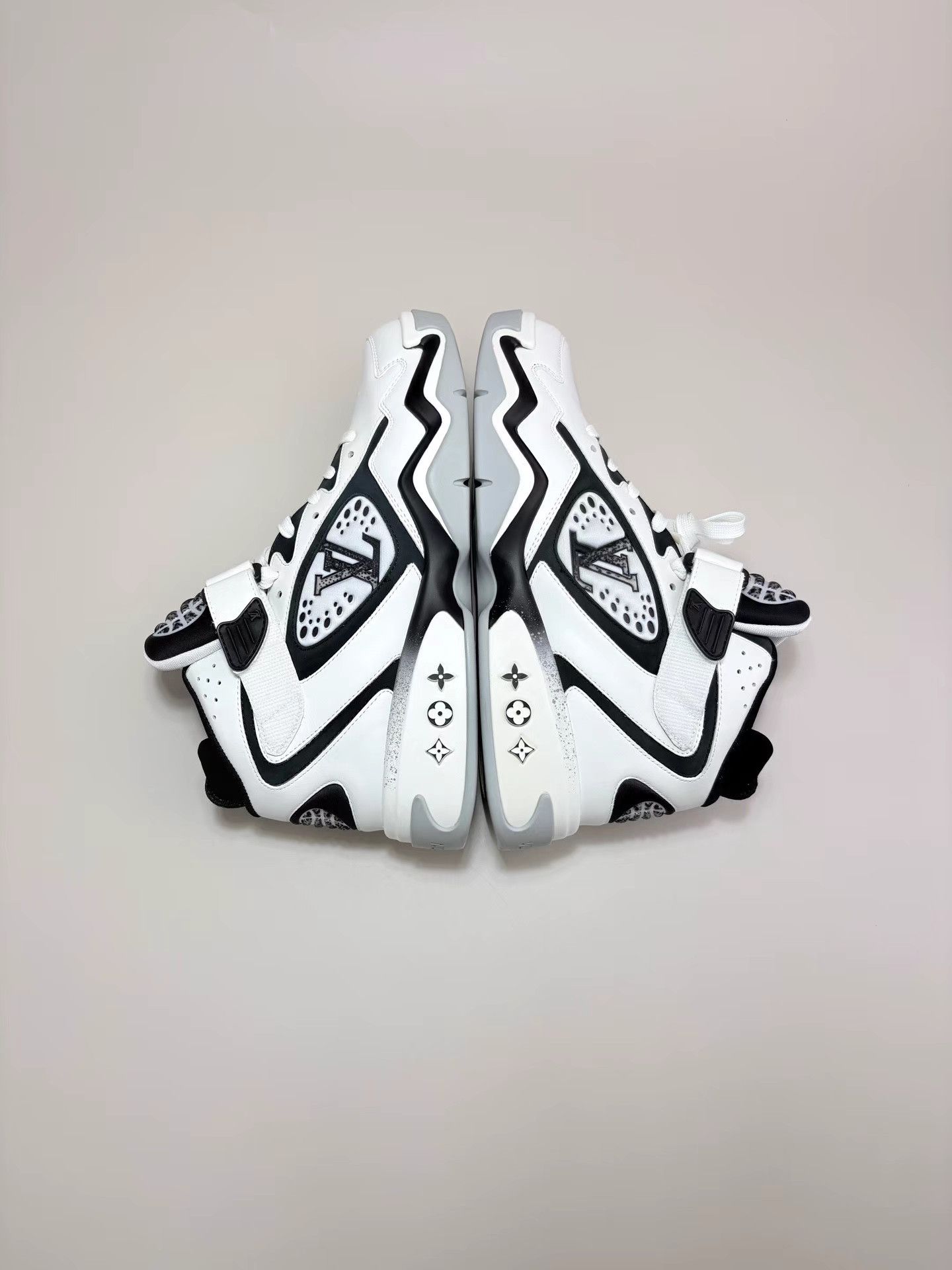 Louis Vuitton LOUIS VUITTON Trainer 2 Black and White High-top Sneakers K1 Size US 7 / EU 40 - 4 Thumbnail