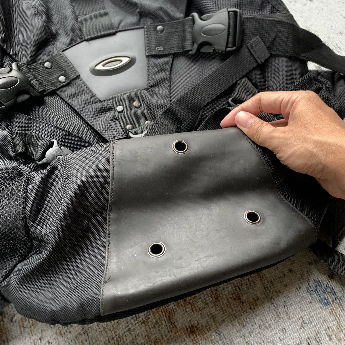 Oakley Vintage Rare Oakley Icon Backpack 1.0 Black - Y2K Bag Size ONE SIZE - 6 Thumbnail