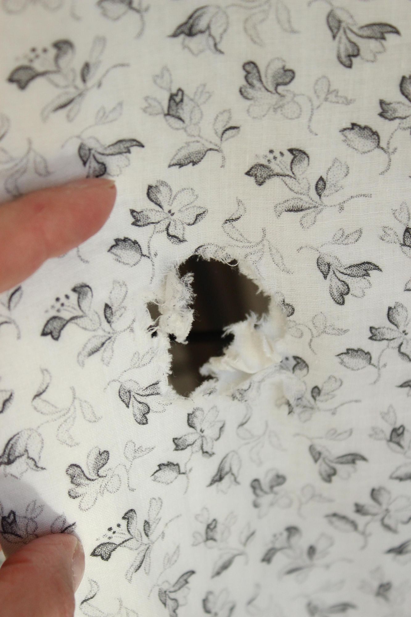 Vintage Vintage Antique 1890s Skirt, Victorian Gray and White Floral Size 26" / US 2 / IT 38 - 5 Thumbnail
