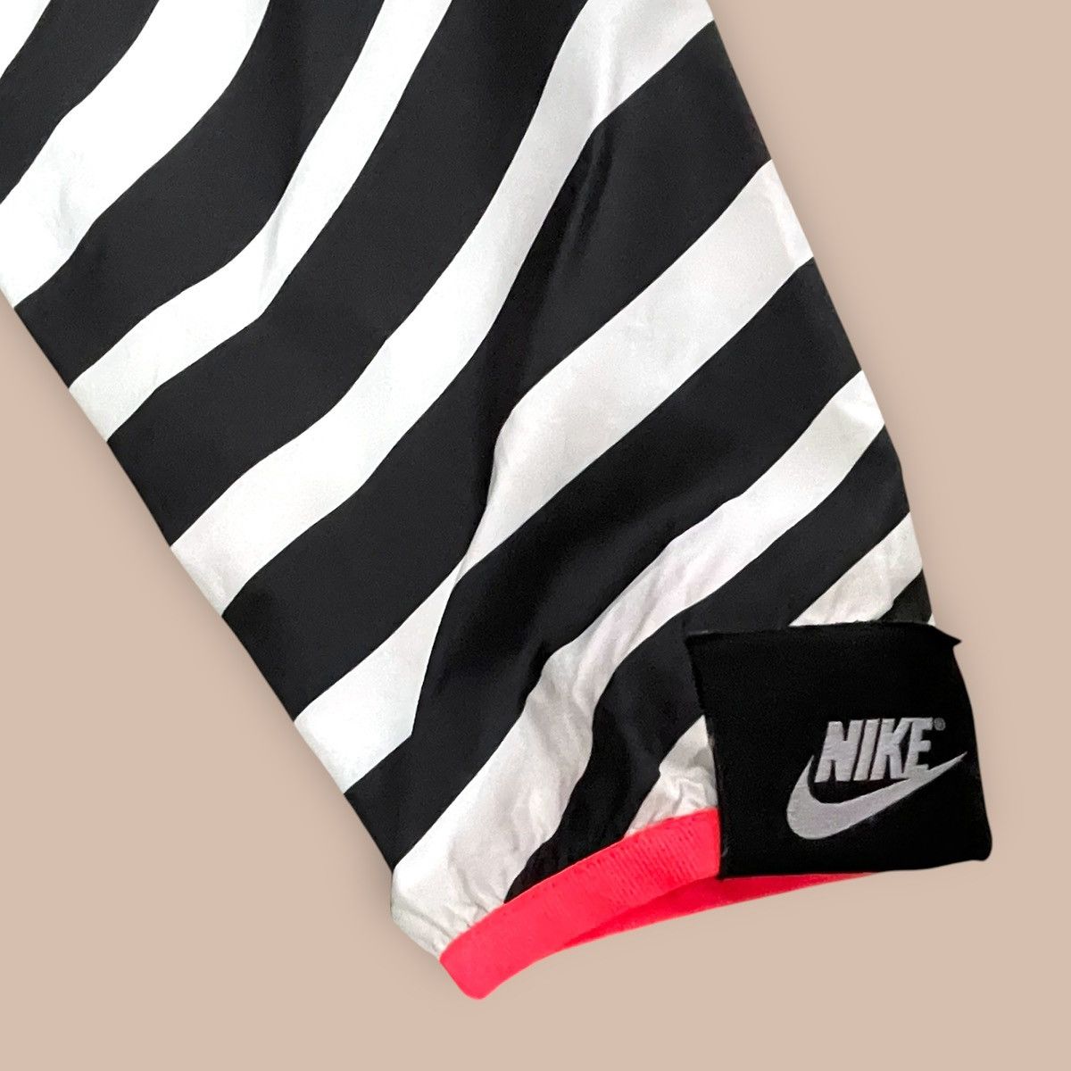 Nike NIKE SPORTWEAR WMN AIR MAX WINDRUNNER JACKET Size US M / EU 48-50 / 2 - 7 Thumbnail