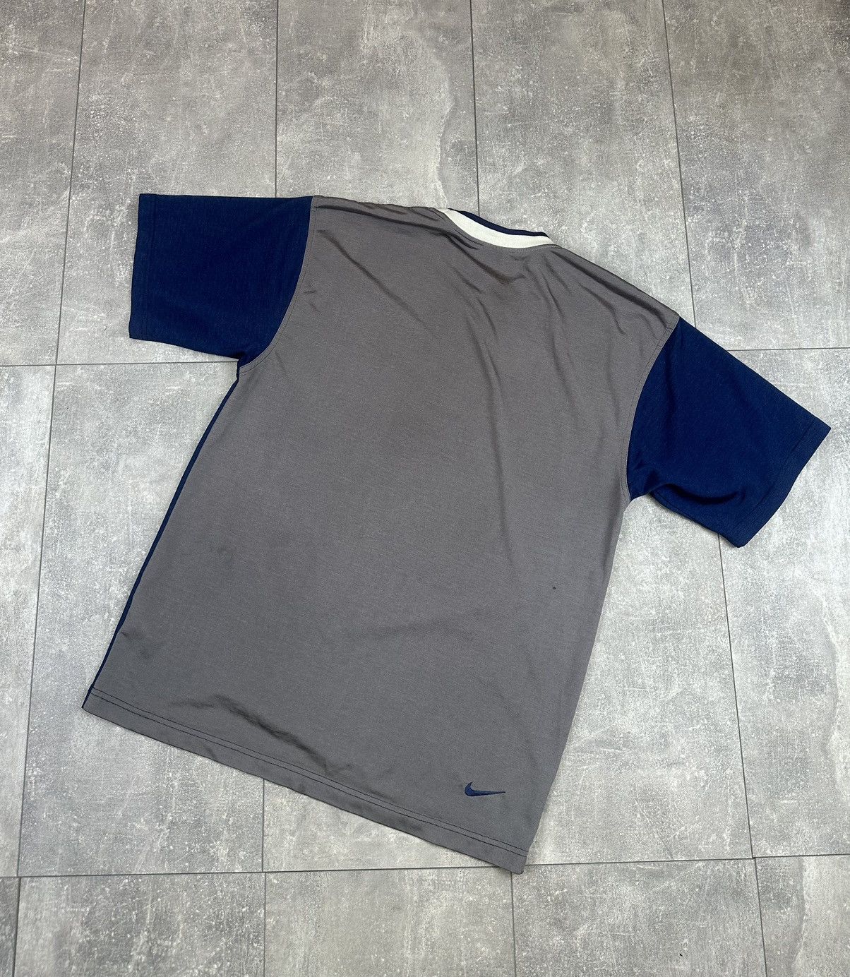 Nike Nike Vintage Rare Centr Swosh Tee Small Logo Size US L / EU 52-54 / 3 - 11 Thumbnail