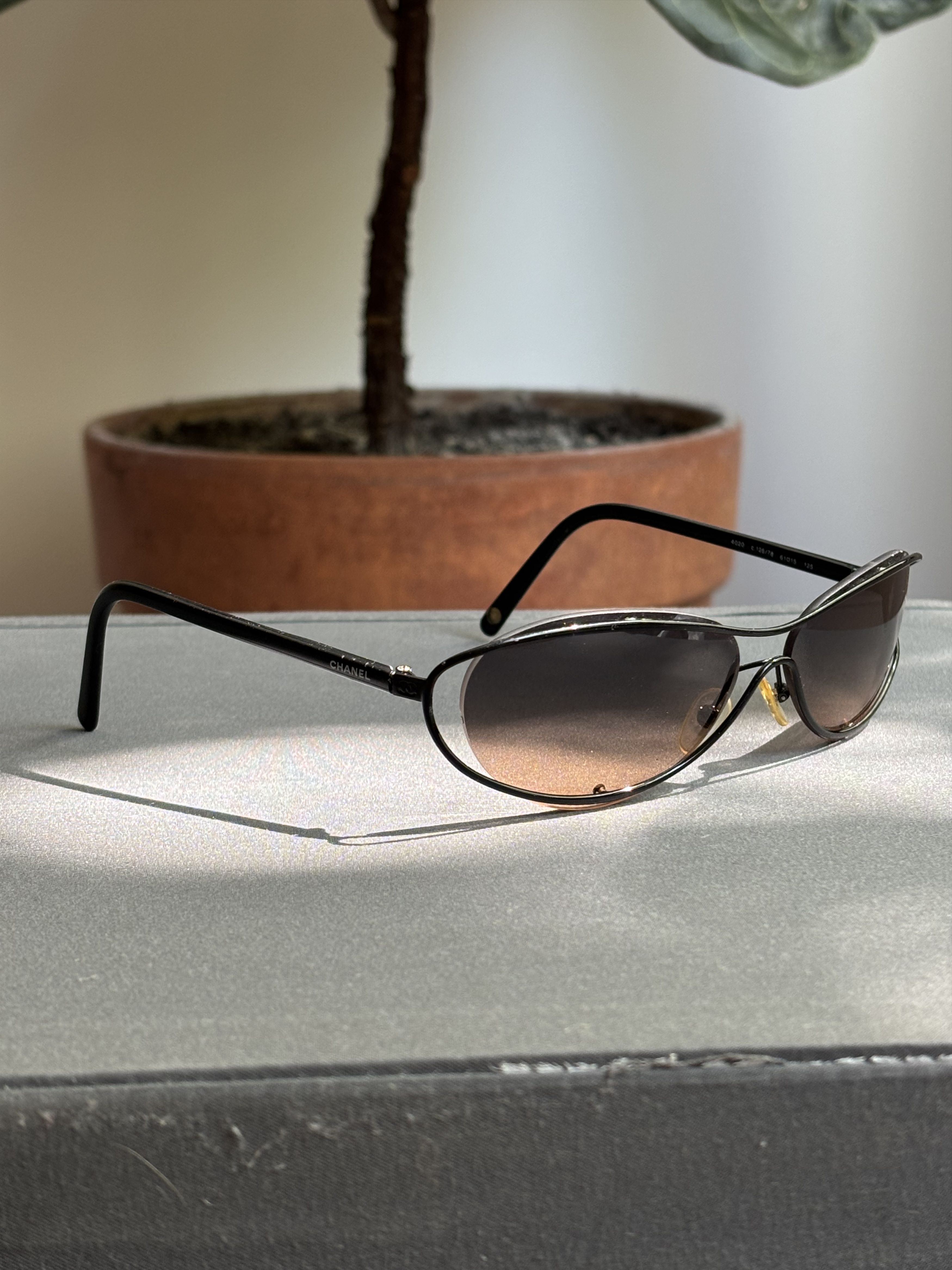 Chanel Chanel Sunglasses 4020 Rhinestone Logo Rimless Vintage Size ONE SIZE - 2 Thumbnail