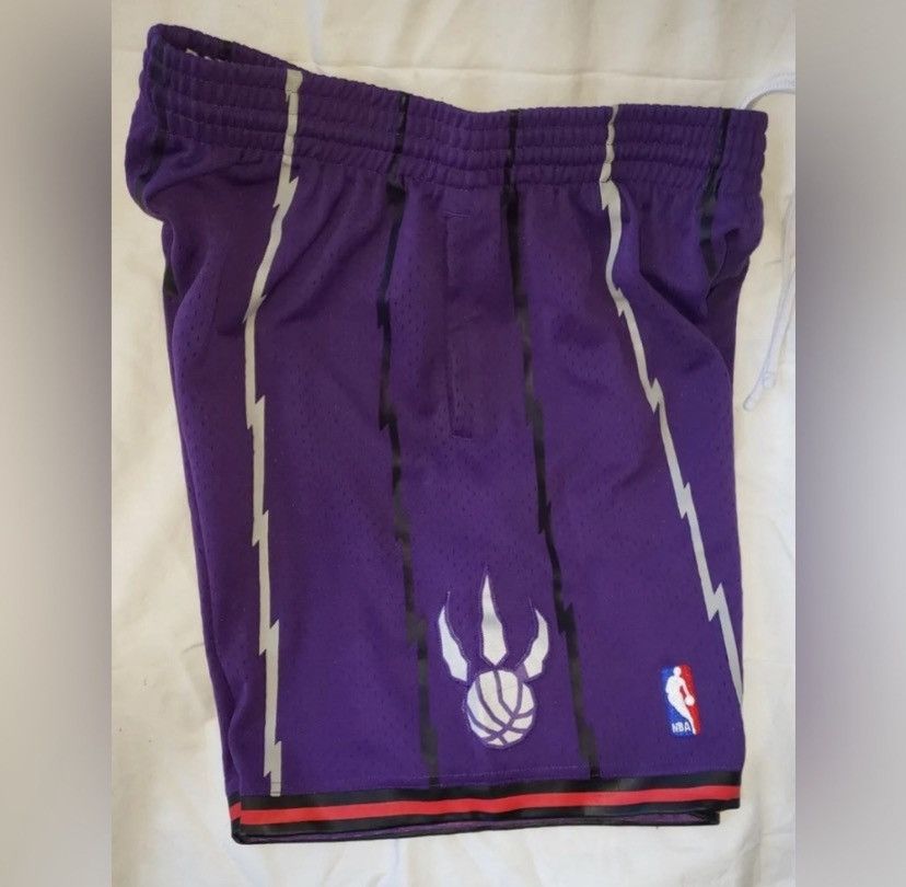 Mitchell & Ness Toronto Raptors Shorts Size US 32 / EU 48 - 3 Thumbnail