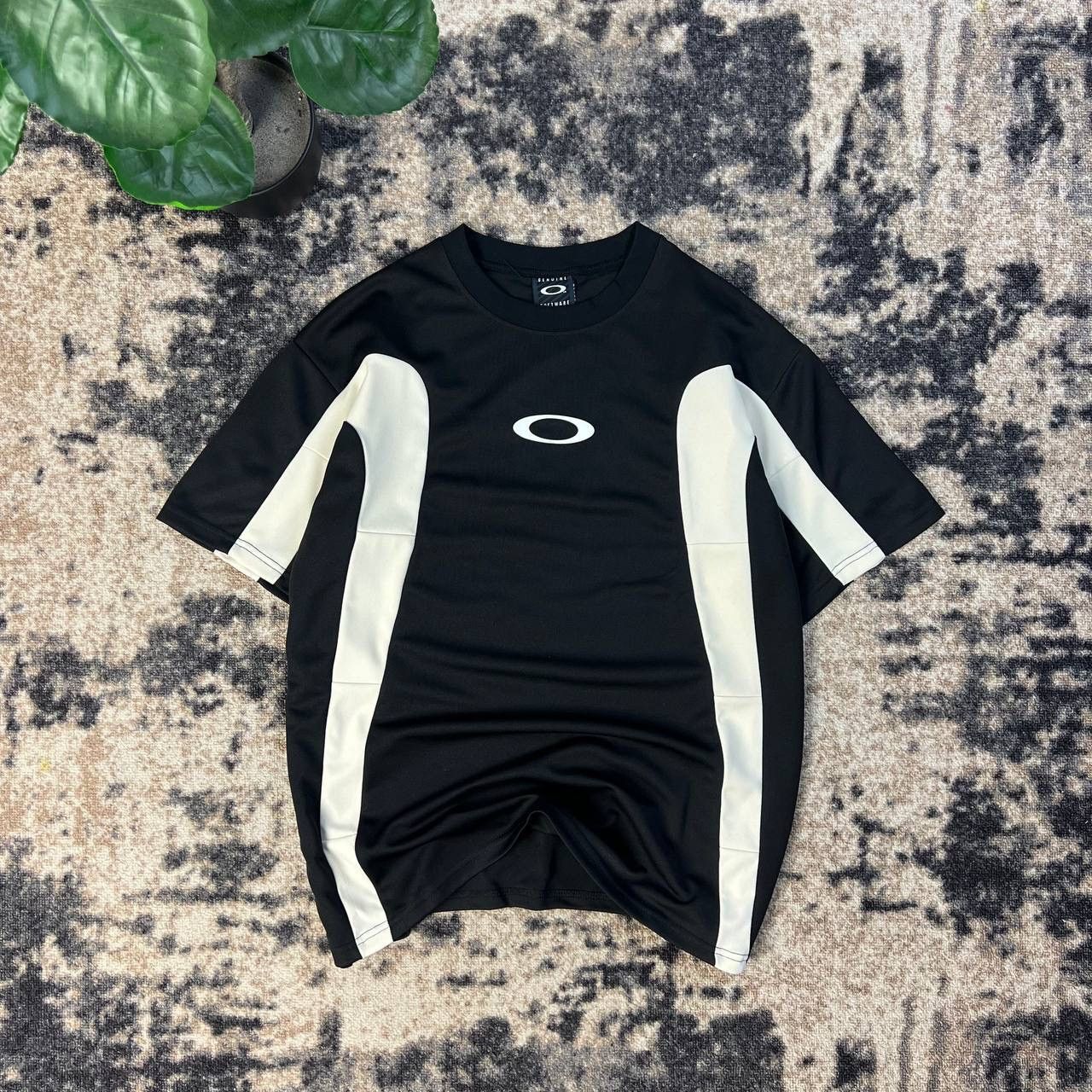 Oakley Oakley Center Logo Oversized Fit T-Shirt Surf Style Size US XL / EU 56 / 4 - 1 Thumbnail