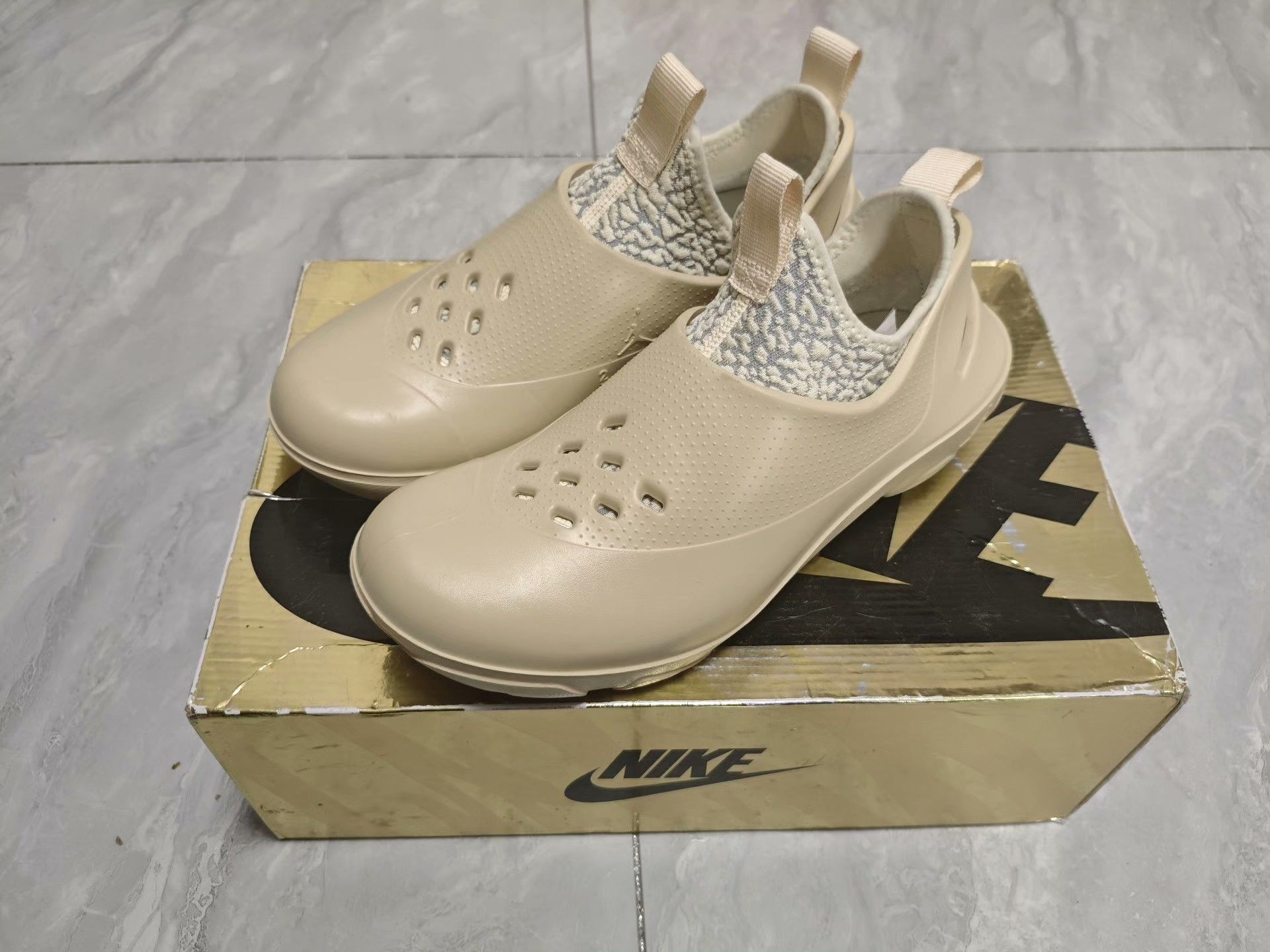 Jordan Brand Jordan Brand Beige Lowtop Sneakers 7 Men Size US 7 / EU 40 - 1 Thumbnail