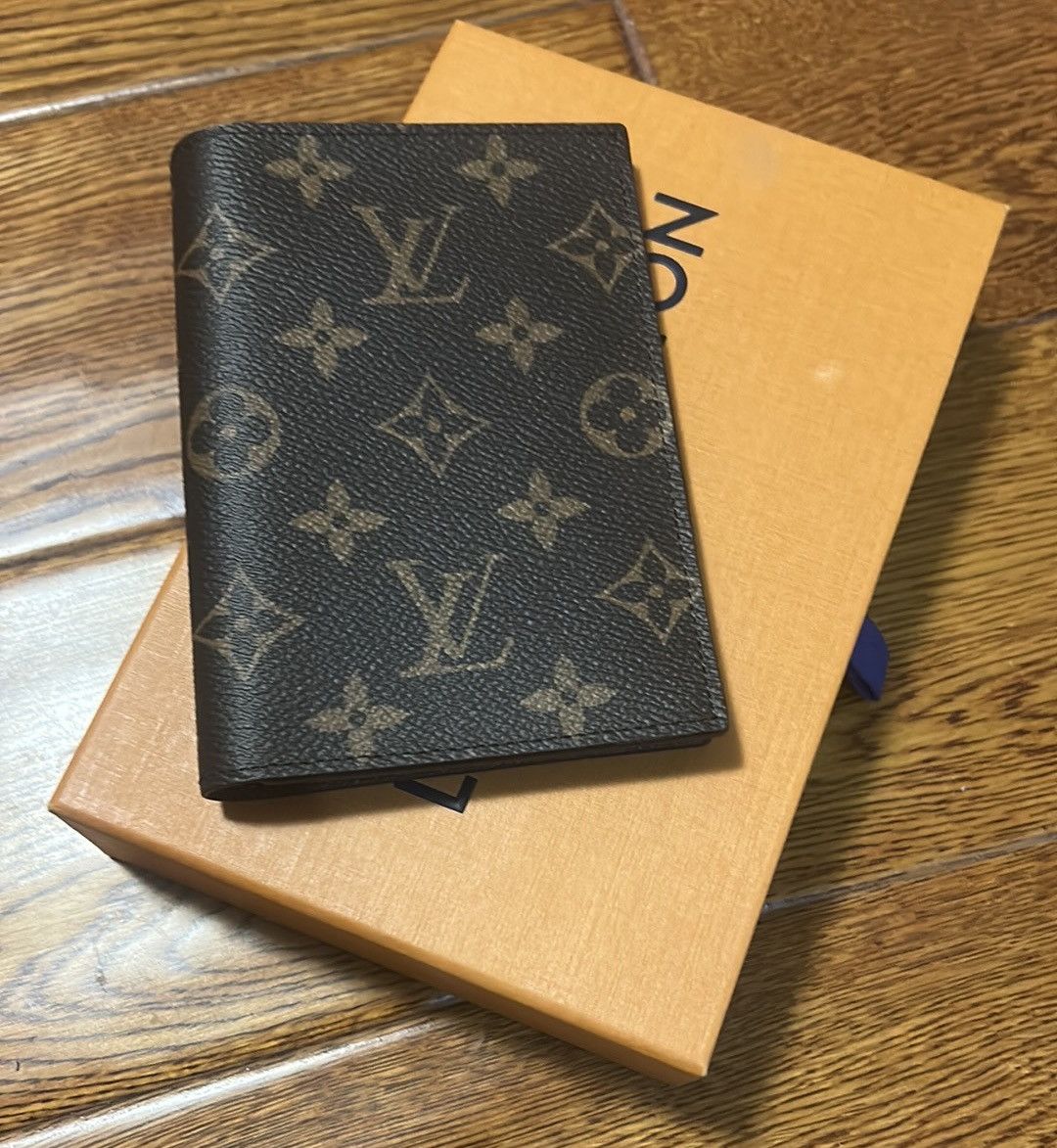 Louis Vuitton Louis Vuitton Monogram Passport Cover Size ONE SIZE - 1 Thumbnail