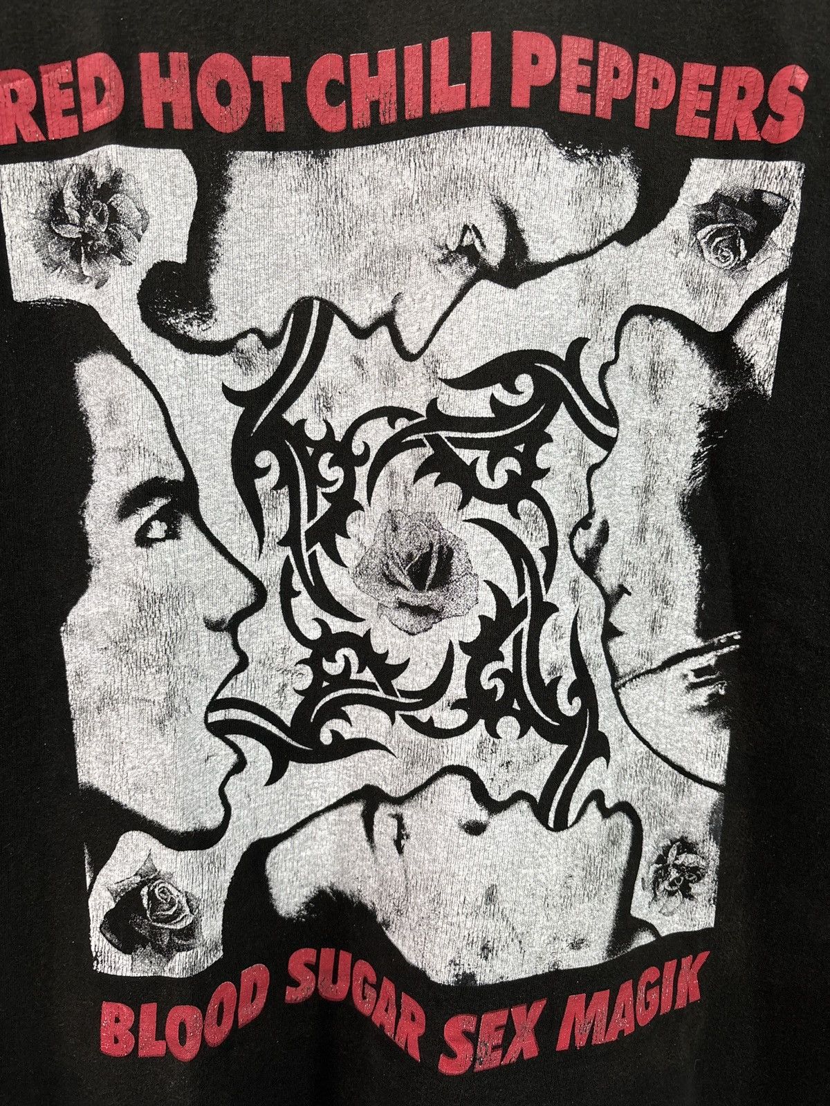 Band Tees Vintage Europ "Red Hot Chilli Peppers" T-shirt Size US XL / EU 56 / 4 - 2 Thumbnail
